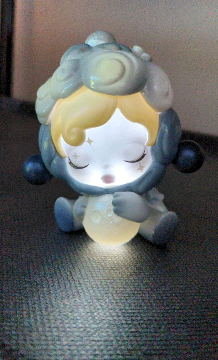 POP MART Skullpanda The Ink Plum Blossom Series Figure « The Moon » Lights Up