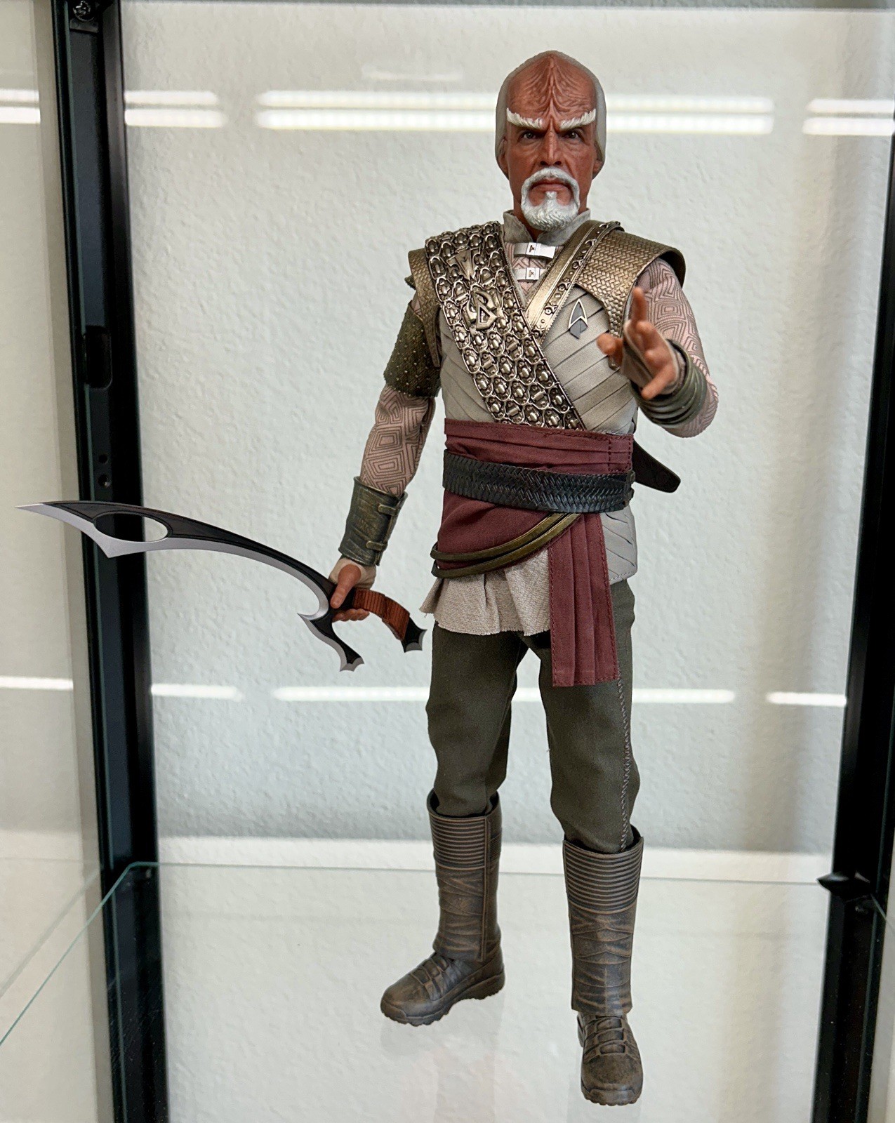 Star Trek: Picard: Pacifist Worf: Exo-6 – Displayed/Complete