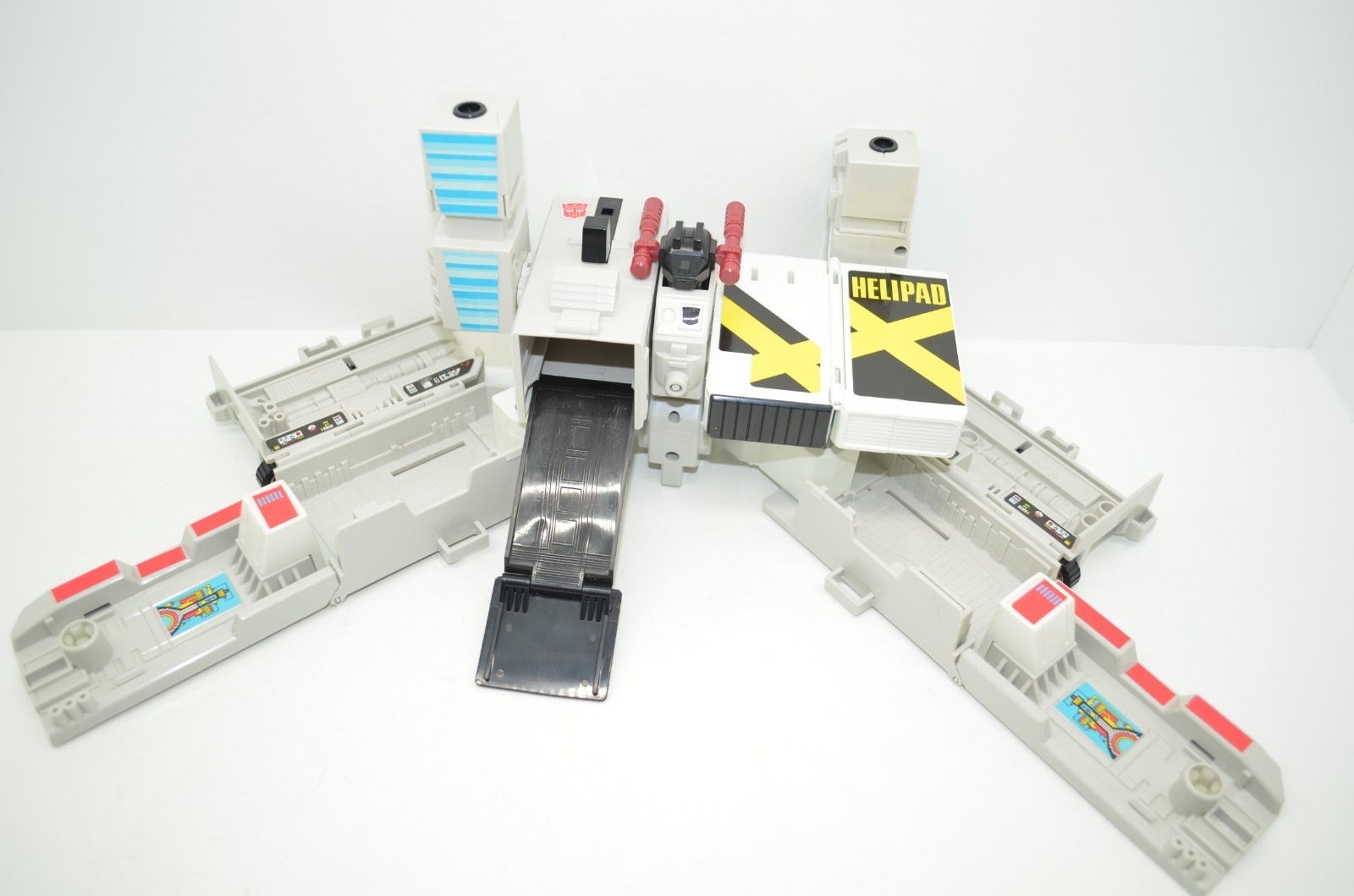 1985 Metroplex Transformers G1 Autobot Battle Station plastic tires Hasbro NICE