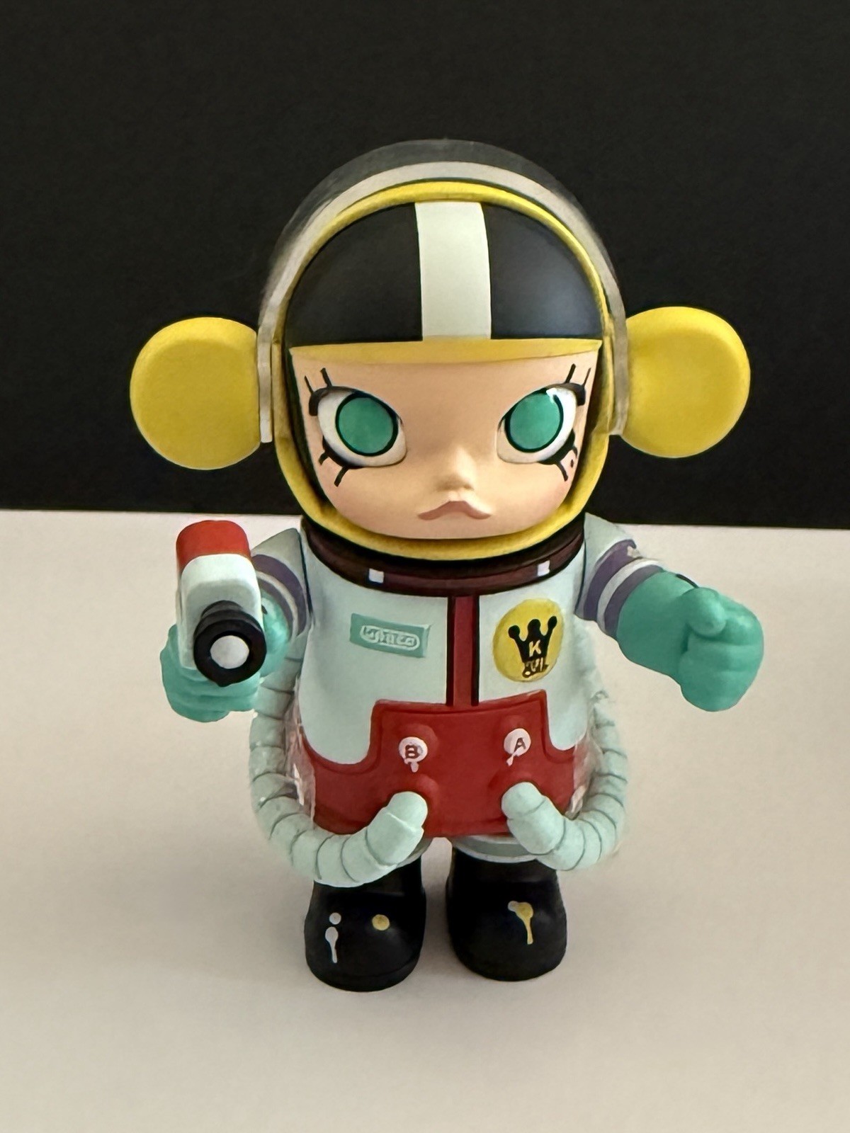POP MART x KENNYSWORK Mega Collection 100% Space Molly 1 ~ Little Painter Figure