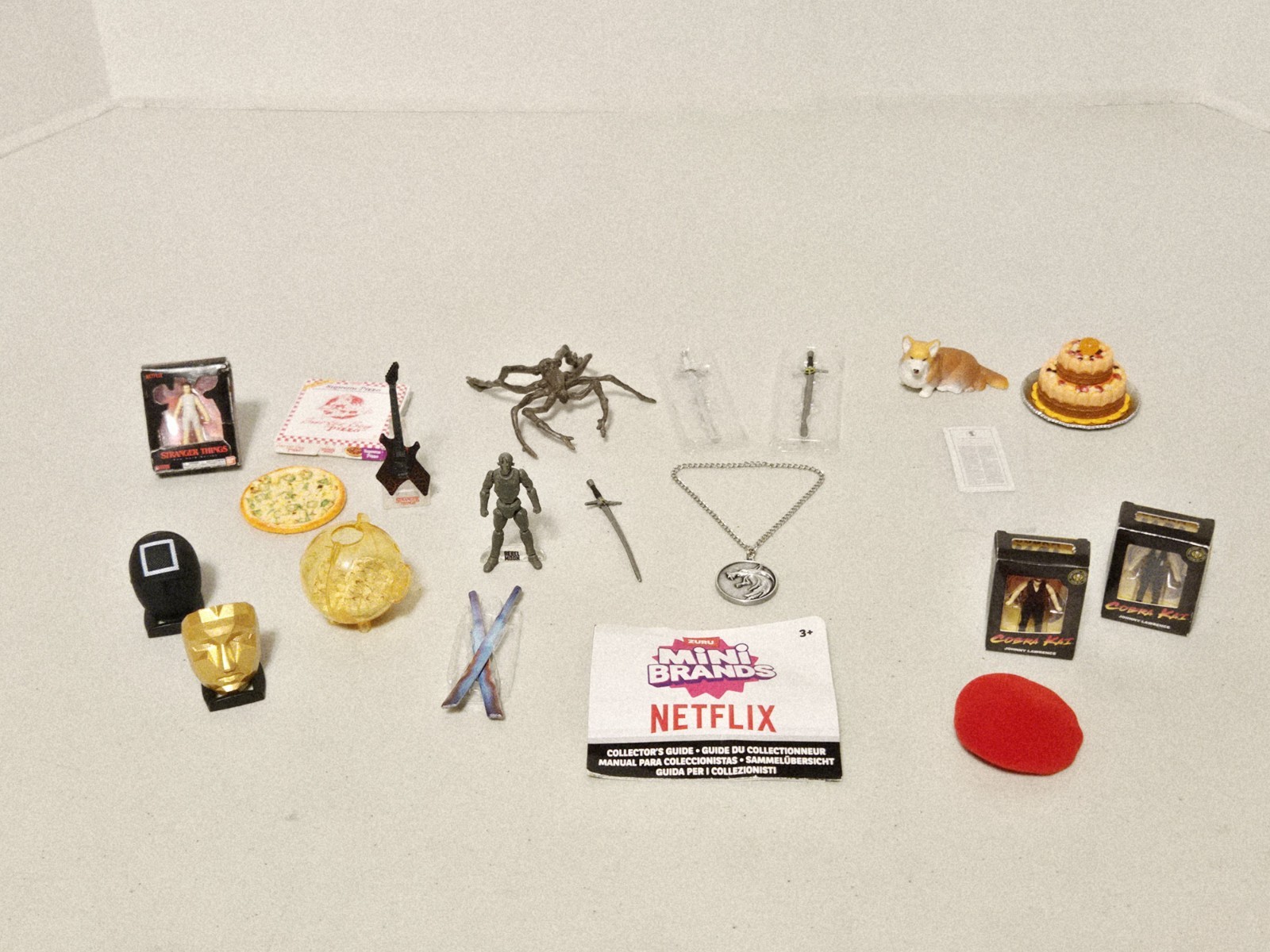 Zuru Mini Brands Netflix (Lot of 20 pcs) – Includes Iconic Squid Game Gold Mask