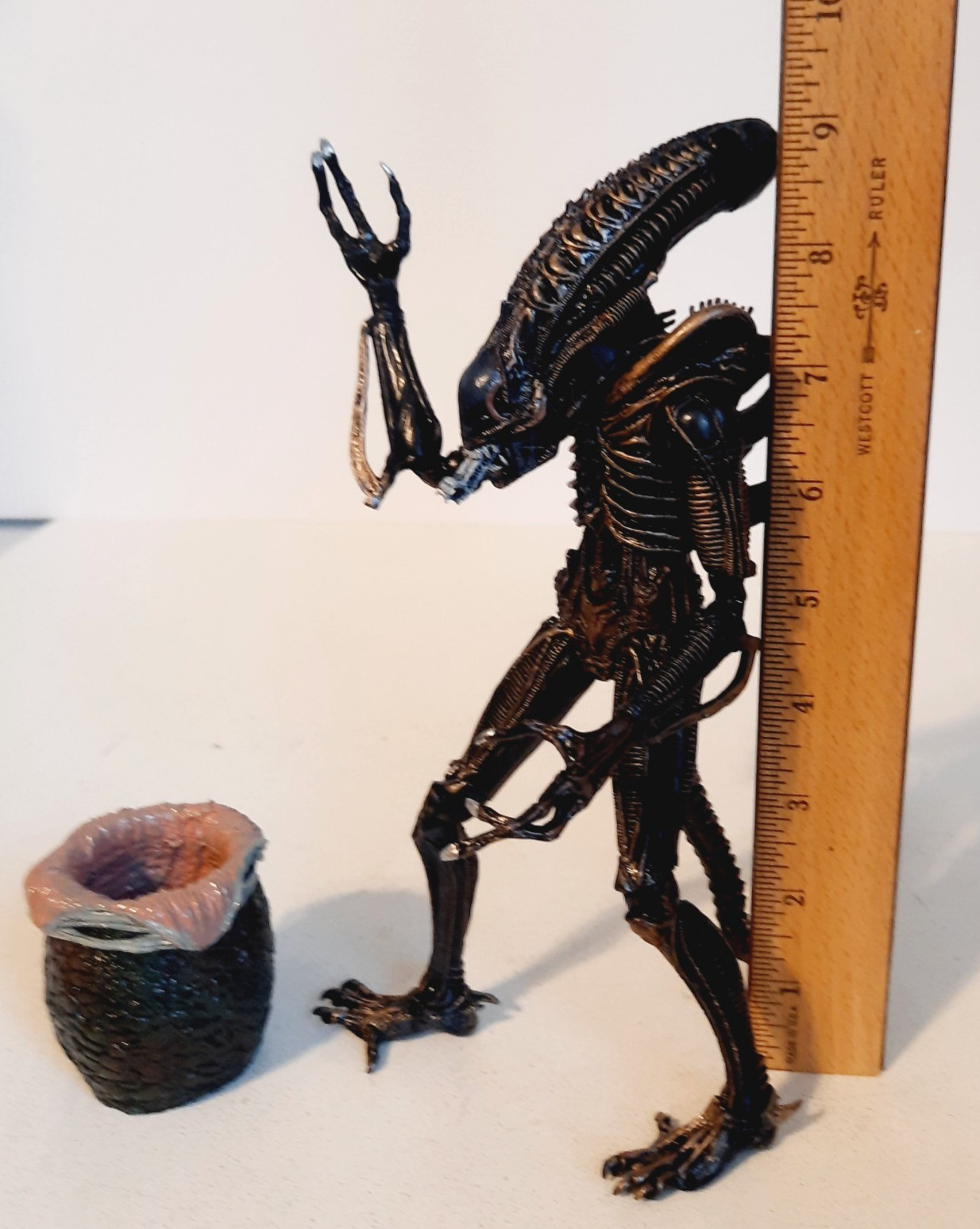 NECA Ultimate Alien Brown Xenomorph Warrior 9&Prime; Action Figure with Pod