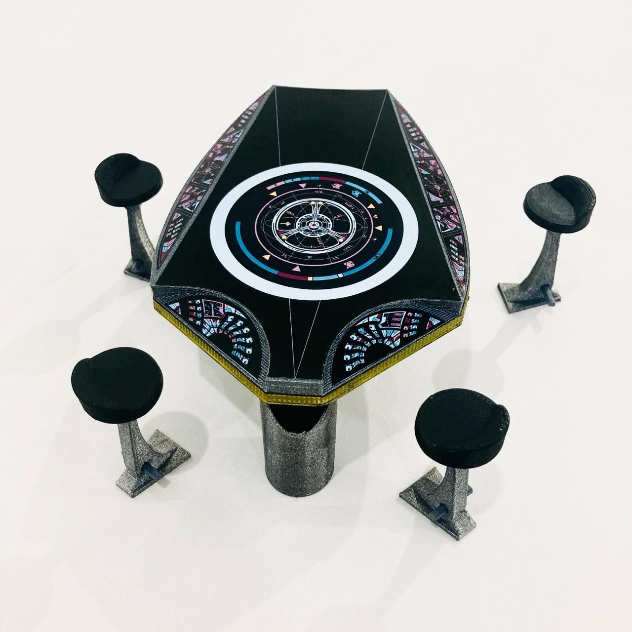 Deep Space Nine OPS-Table & Chairs for 4.5 in Figure Diorama