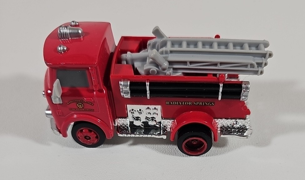 Walt Disney Store CARS RED FIRE ENGINE 4&Prime; Die Cast Toy Vehicle