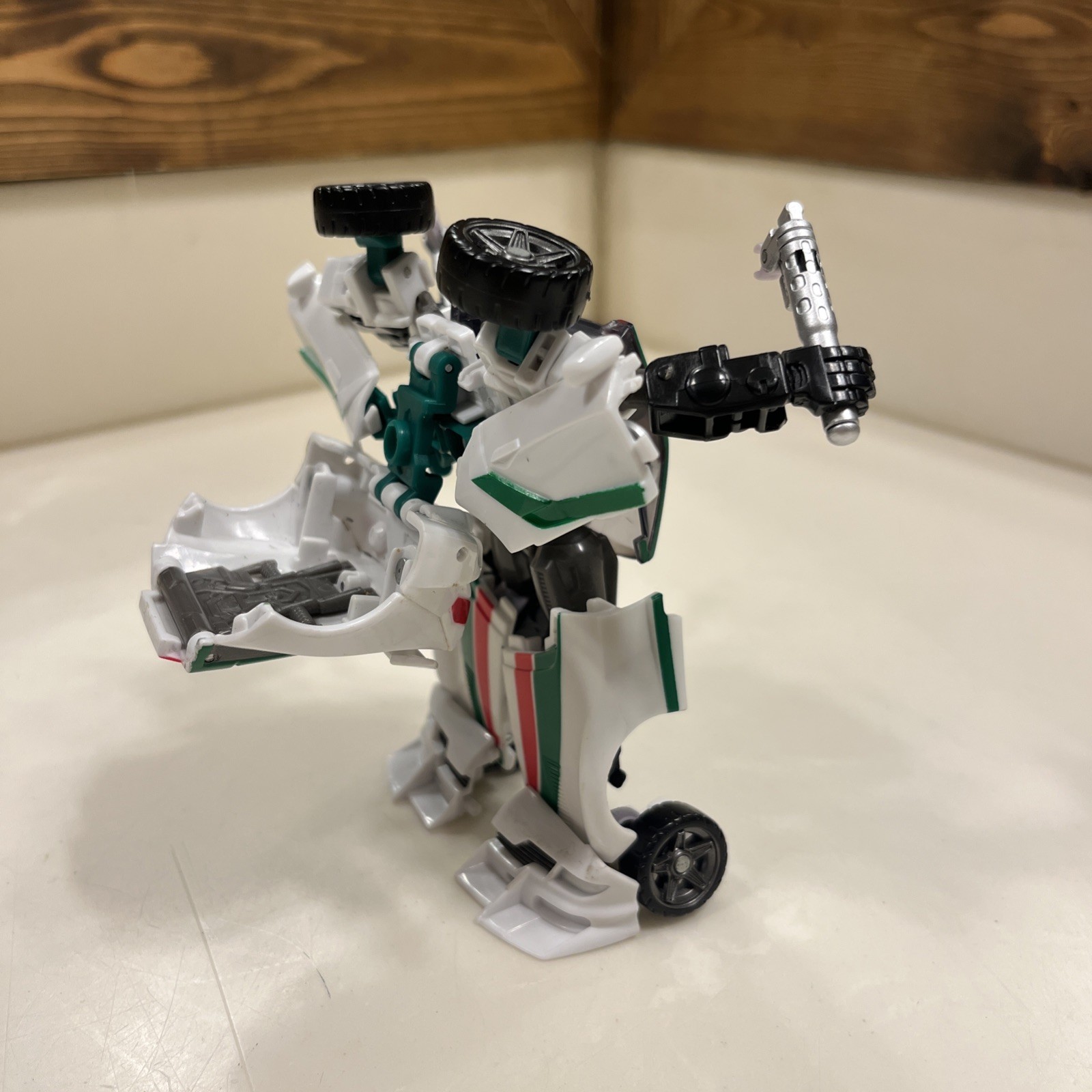 Transformers Generations Wheeljack Deluxe Class Autobot 2010