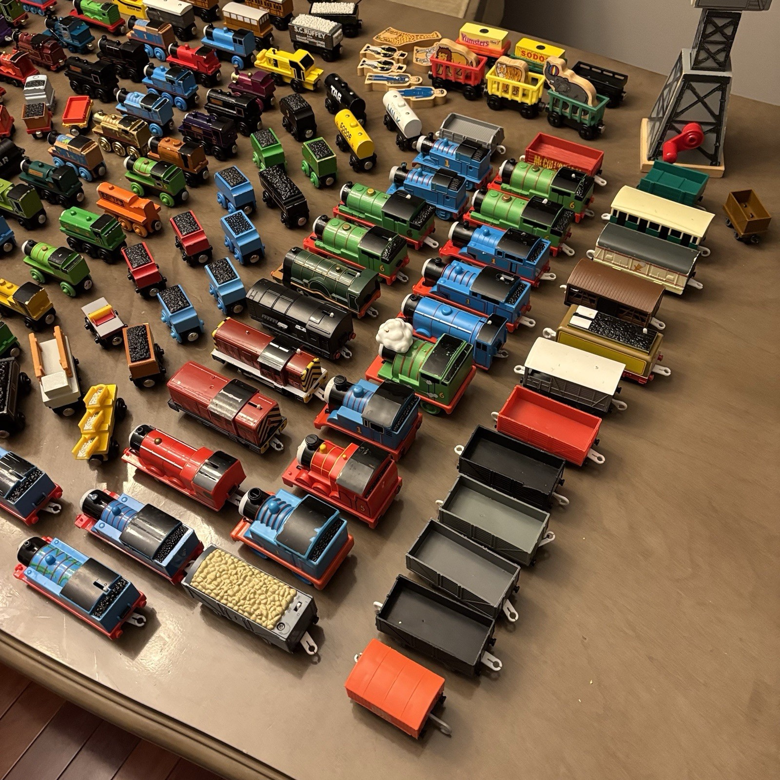 HUGE LOT – 200 pieces THOMAS AND FRIENDS TRAINS Wood Die Cast Plastic toys