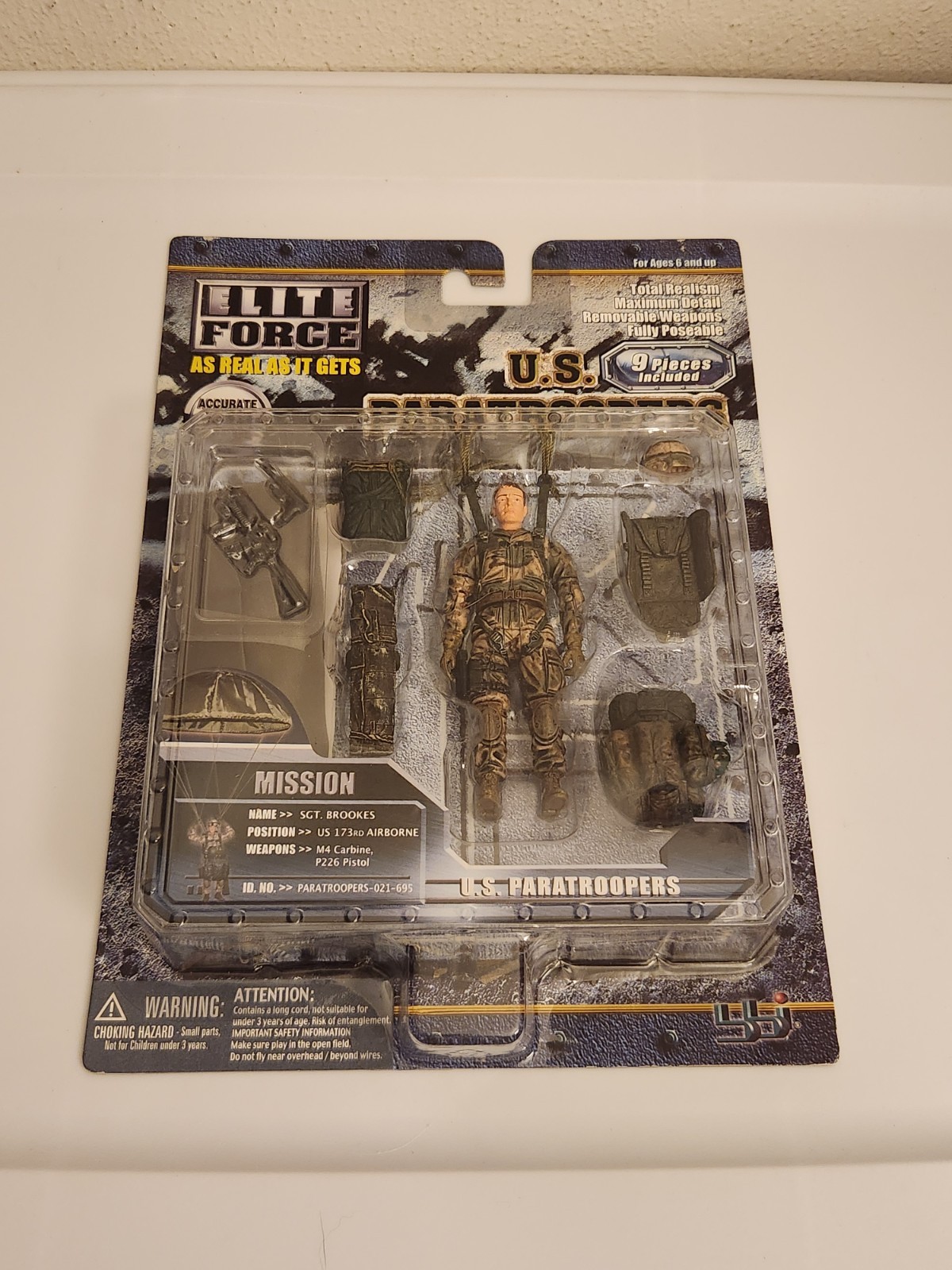1:18 Blue Box Toys BBi Elite Force Modern US Army SGT Brookes Paratrooper Figure