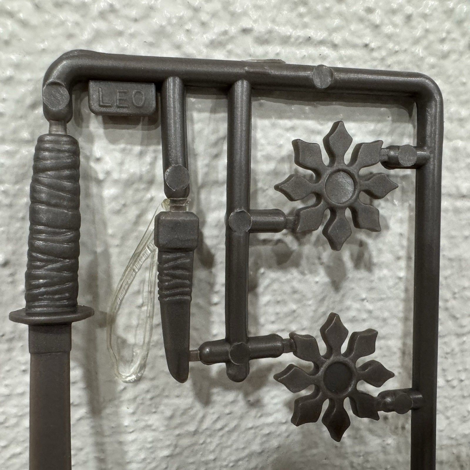 TMNT Leonardo Weapons Rack Gray Sprue Katana Kunai Shuriken Playmates Toys NEW