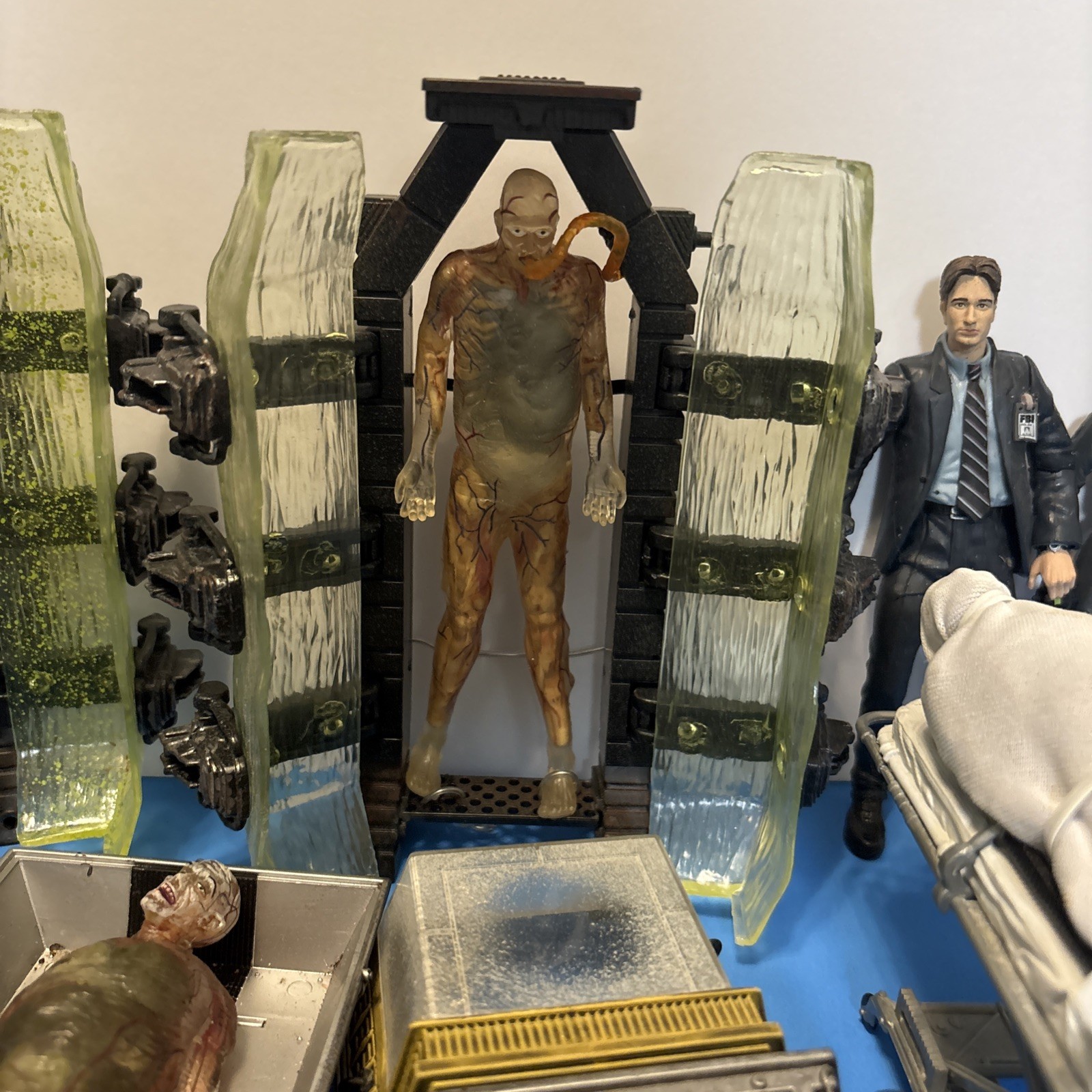 Lot 1998 McFarlane X-Files Action Figures Scully Mulder Caveman Corpses Alien