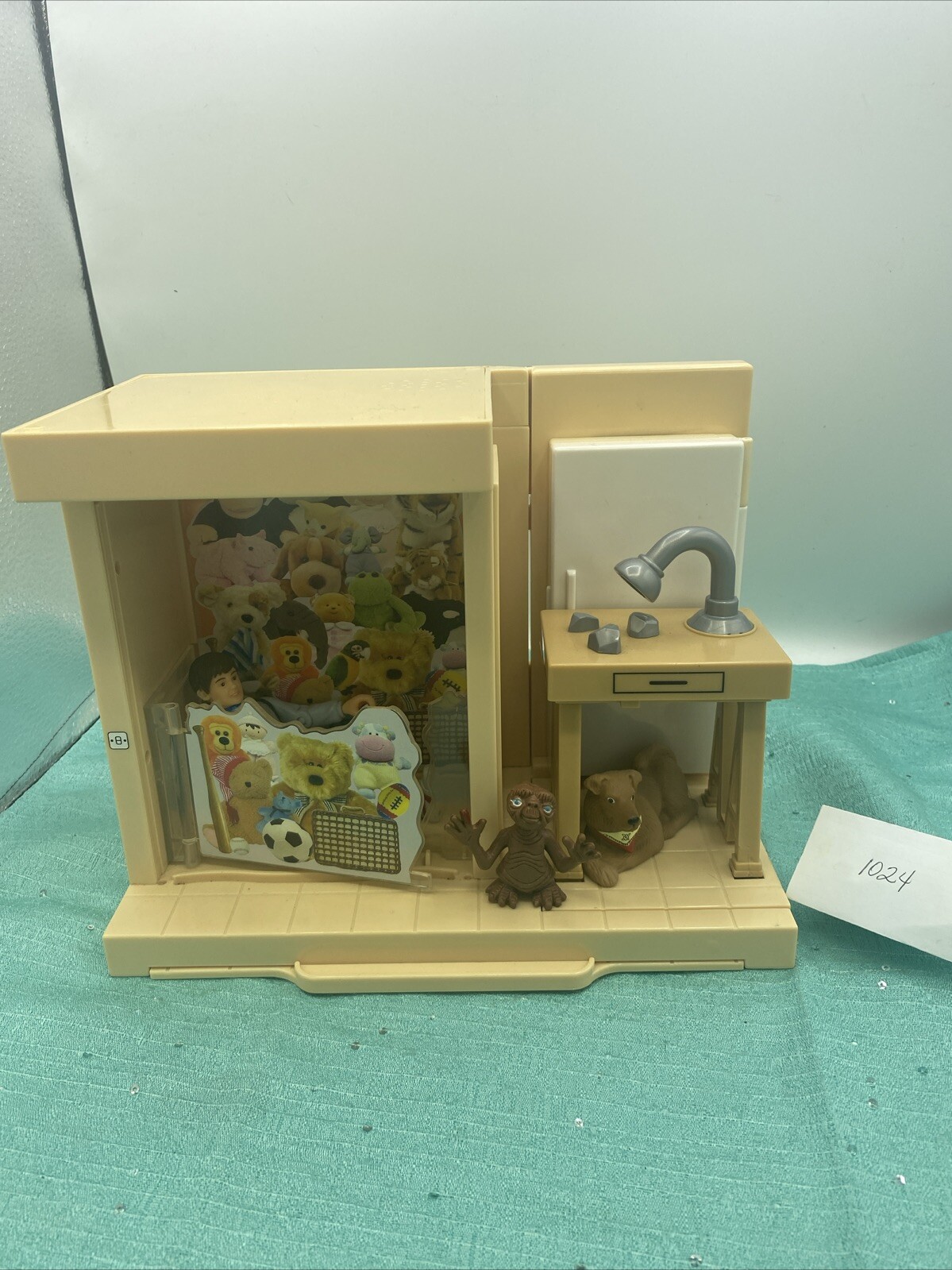 E.T The Extra Terrestrial Elliotts Room Playset 2001 Toys R Us Exclusive