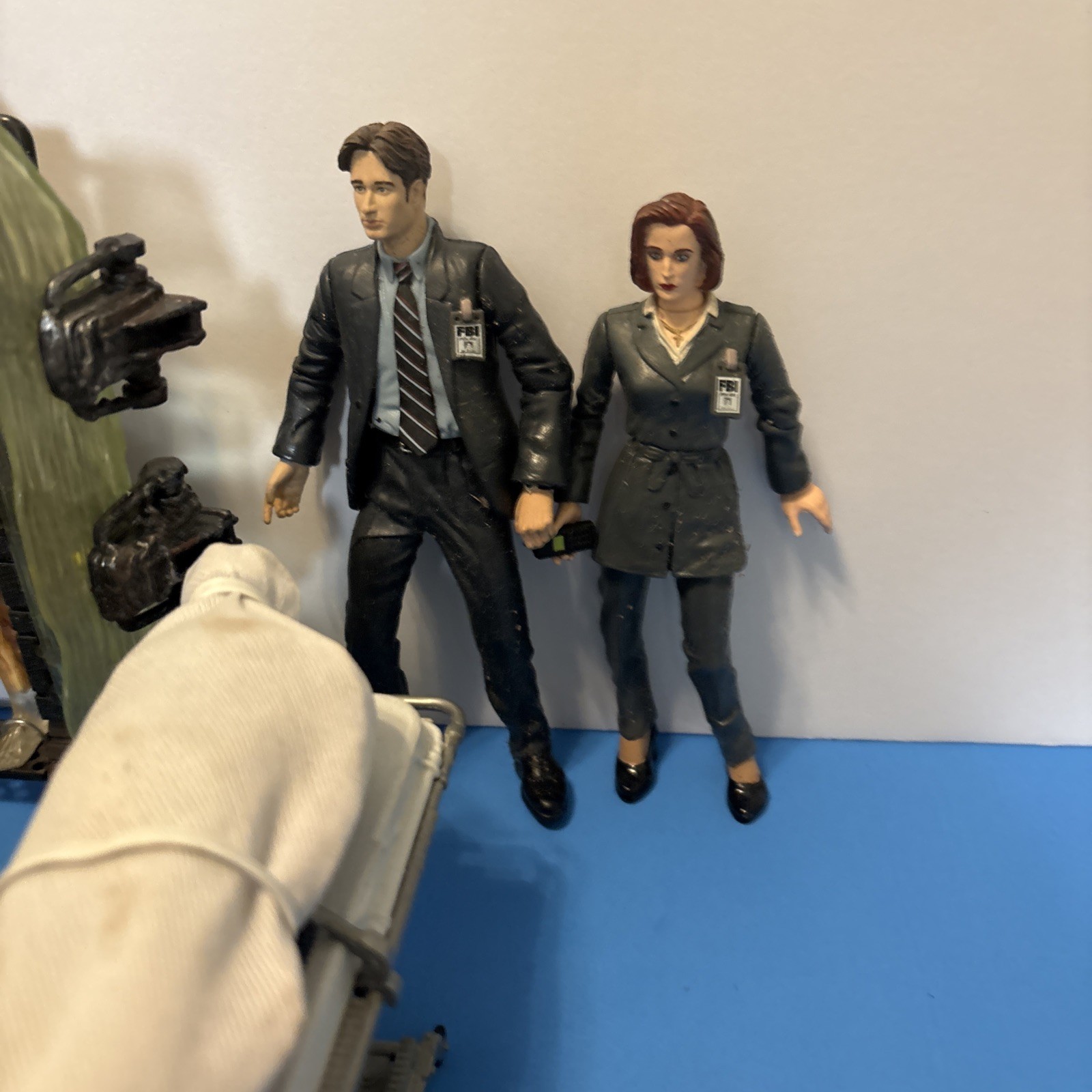 Lot 1998 McFarlane X-Files Action Figures Scully Mulder Caveman Corpses Alien
