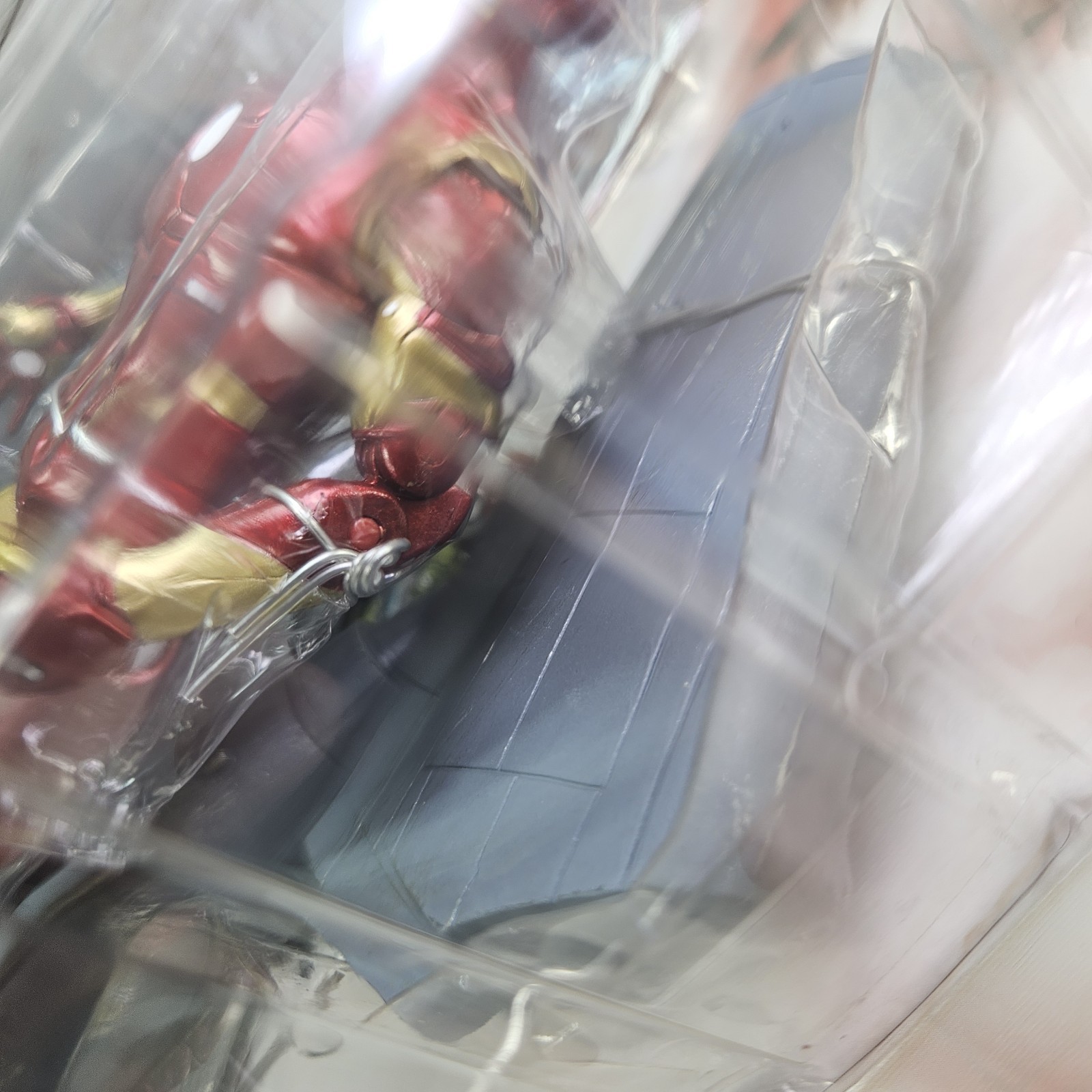 Diamond Select Marvel Select Bleeding Edge Iron Man 2014 7&Prime; Figure Box Damage