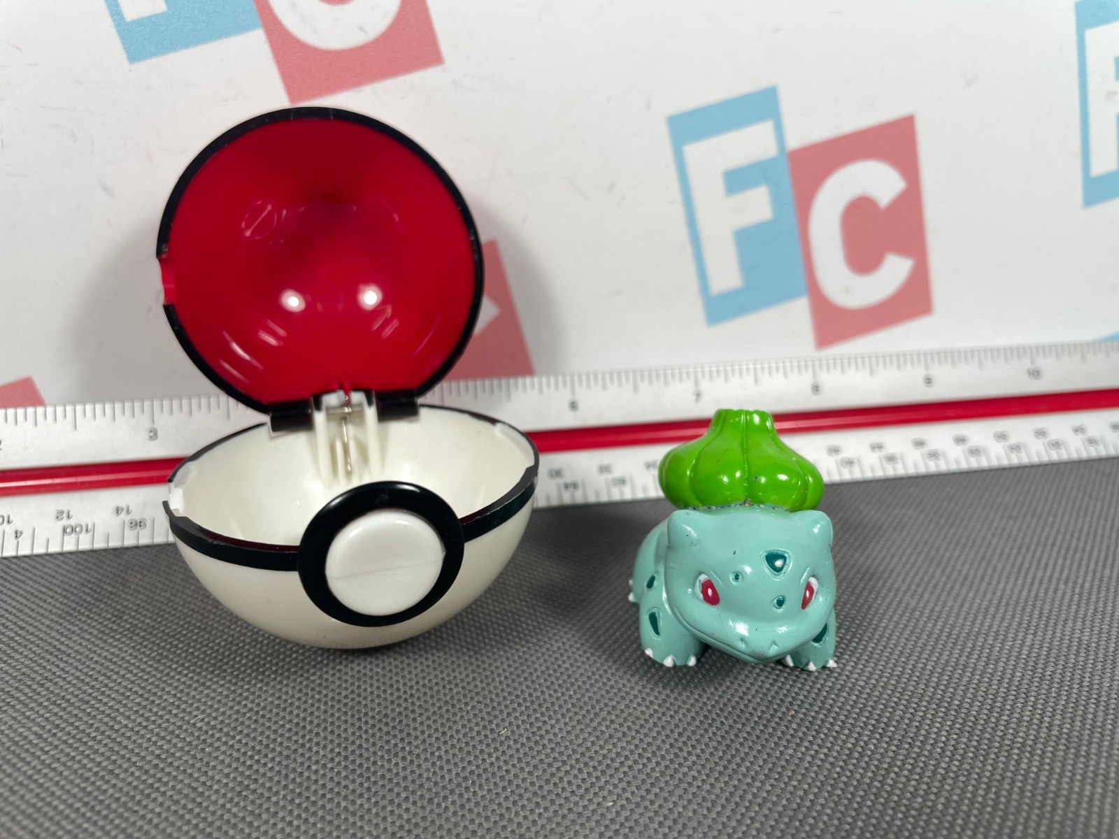 1999 Pokemon Basic Fun Bulbasaur Figure & Pokeball Retro Vintage