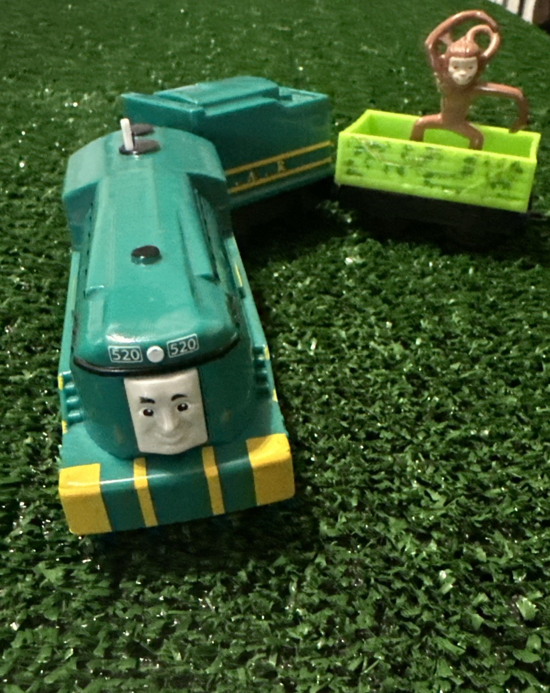 HTF 2013 Thomas & Friends Trackmaster Motorized Train SHANE W/TENDER & Cargo