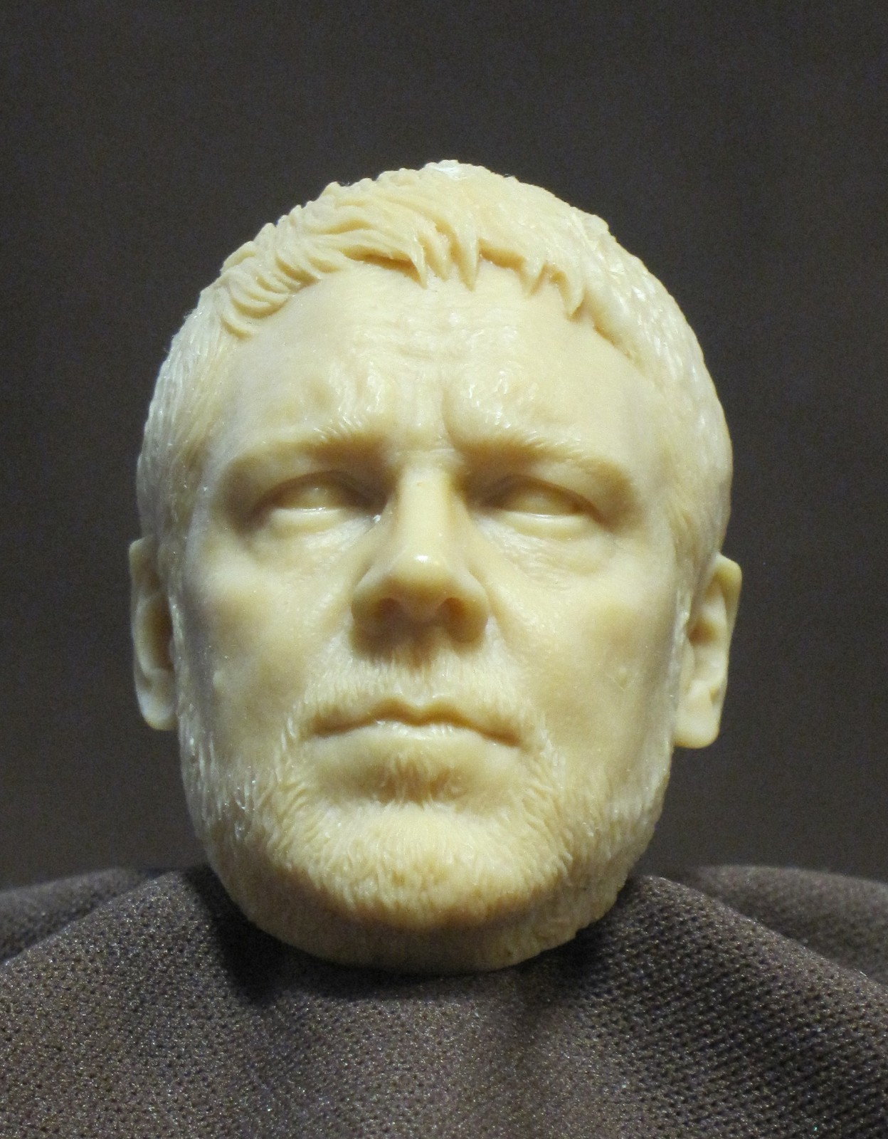 V-57 RUSSELL CROWE « GLADIATOR » CUSTOM RESIN UNPAINTED HEAD SCULPT 1/6 scale.