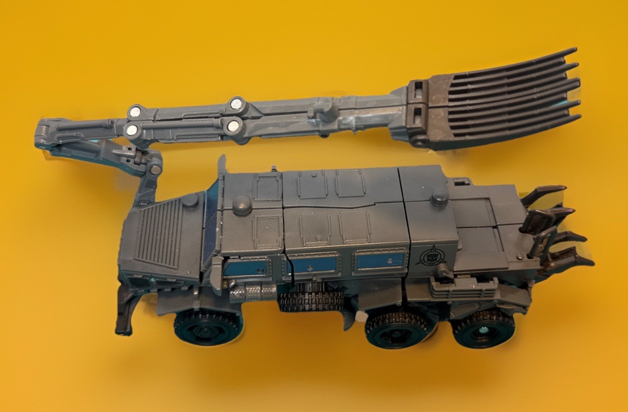 Transformers Series 95 Buzzworthy Bumblebee NEST Bone Crusher