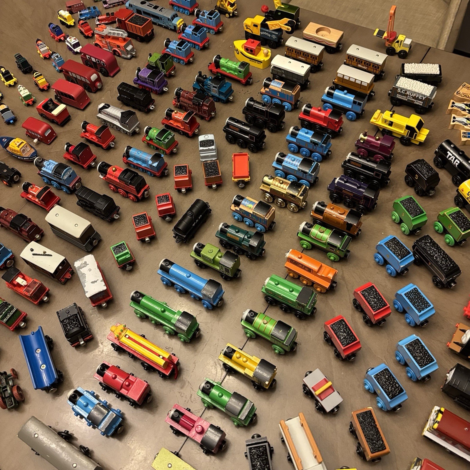 HUGE LOT – 200 pieces THOMAS AND FRIENDS TRAINS Wood Die Cast Plastic toys