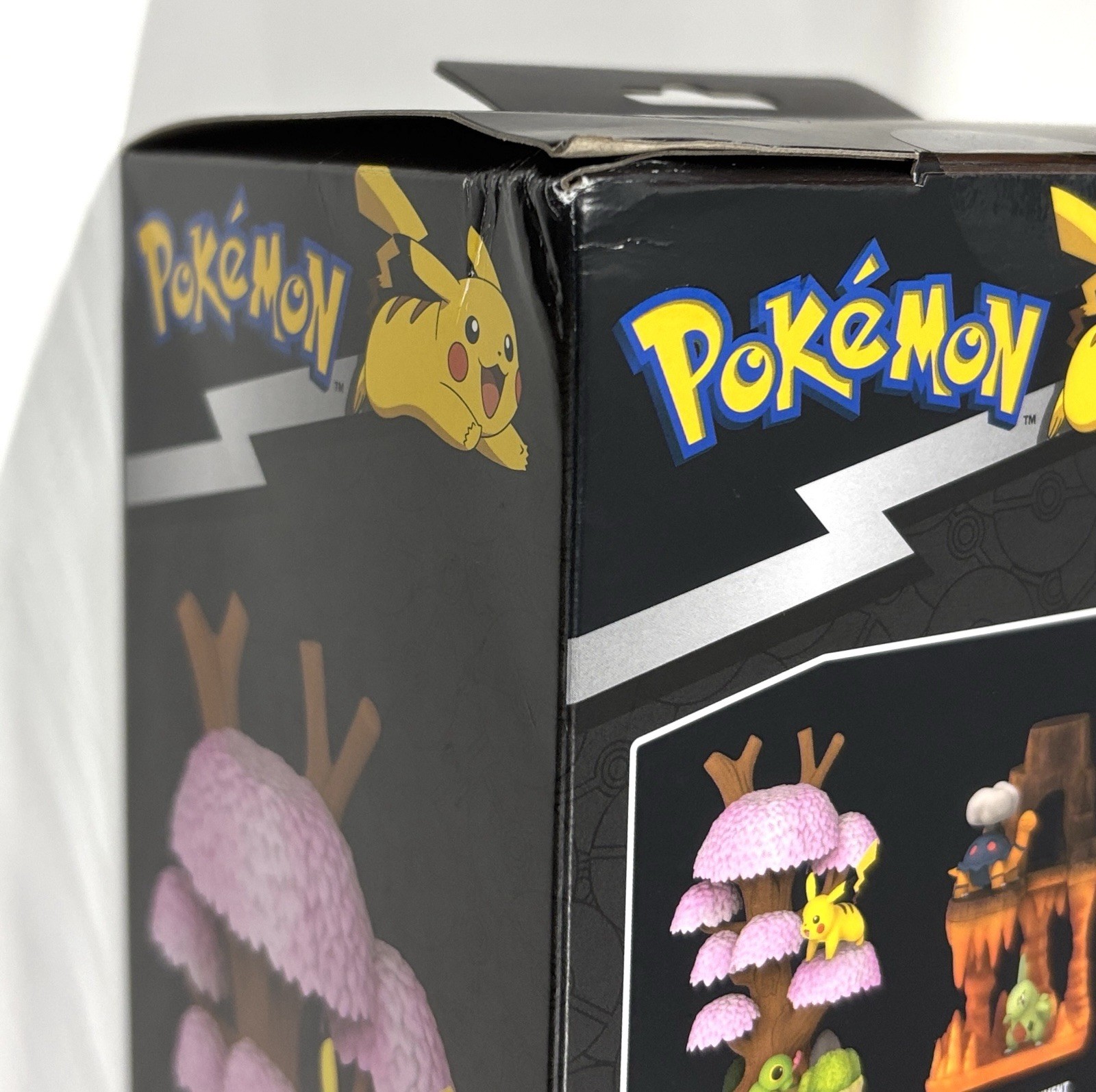 Pokémon Select Series 4 – Spring Forest Environment – Pikachu & Caterpie Pokemon