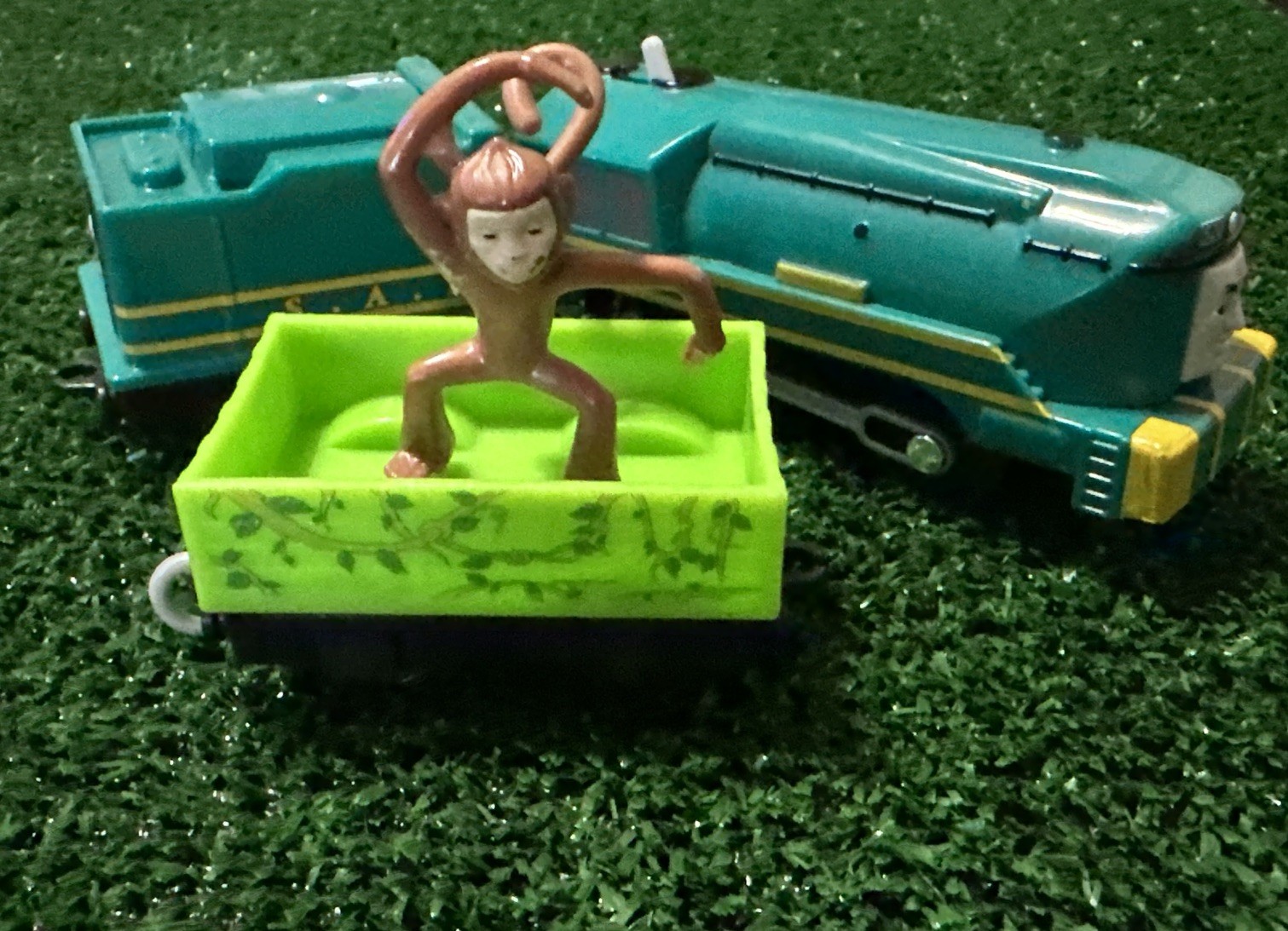 HTF 2013 Thomas & Friends Trackmaster Motorized Train SHANE W/TENDER & Cargo