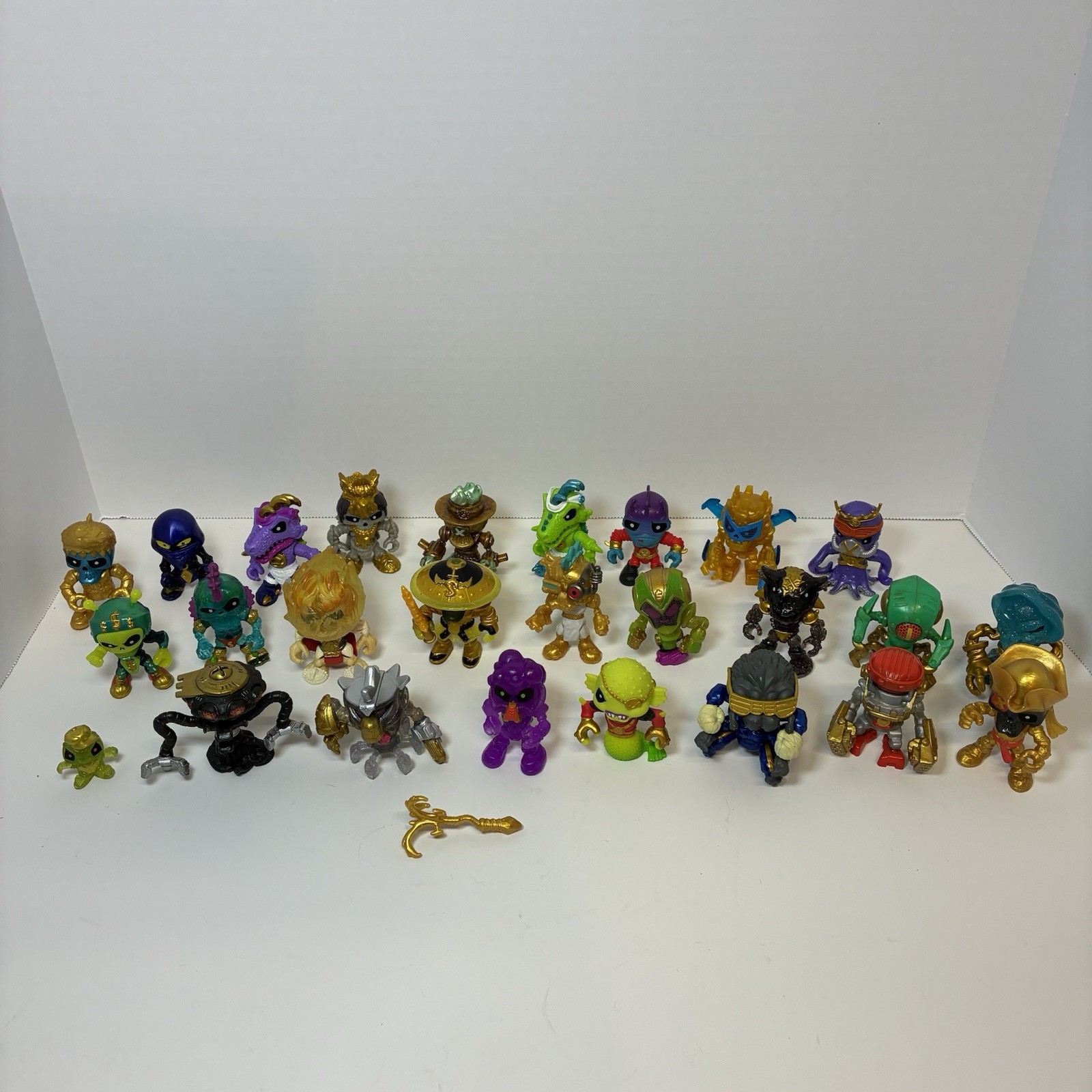 Large Lot of Treasure X Action Figures Moose Toys Aliens Robots Dinos Pirates