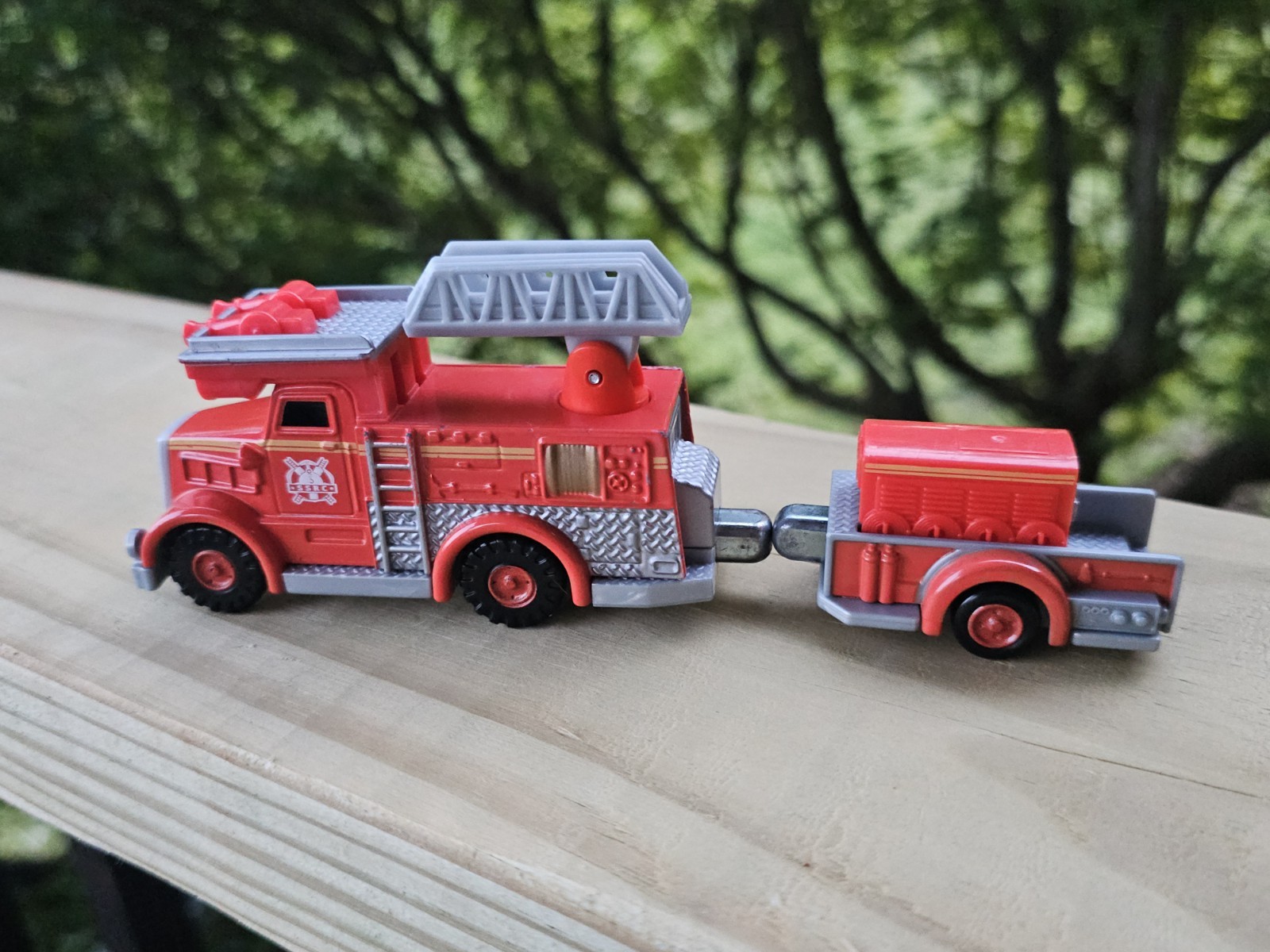 Thomas & Friends FLYNN Fire Engine Take N Play 2012 Magnetic Day Of Diesels