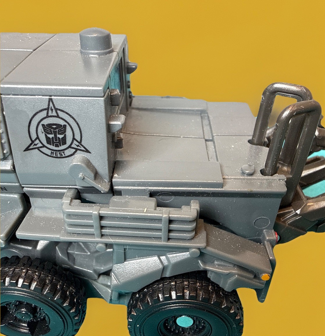 Transformers Series 95 Buzzworthy Bumblebee NEST Bone Crusher