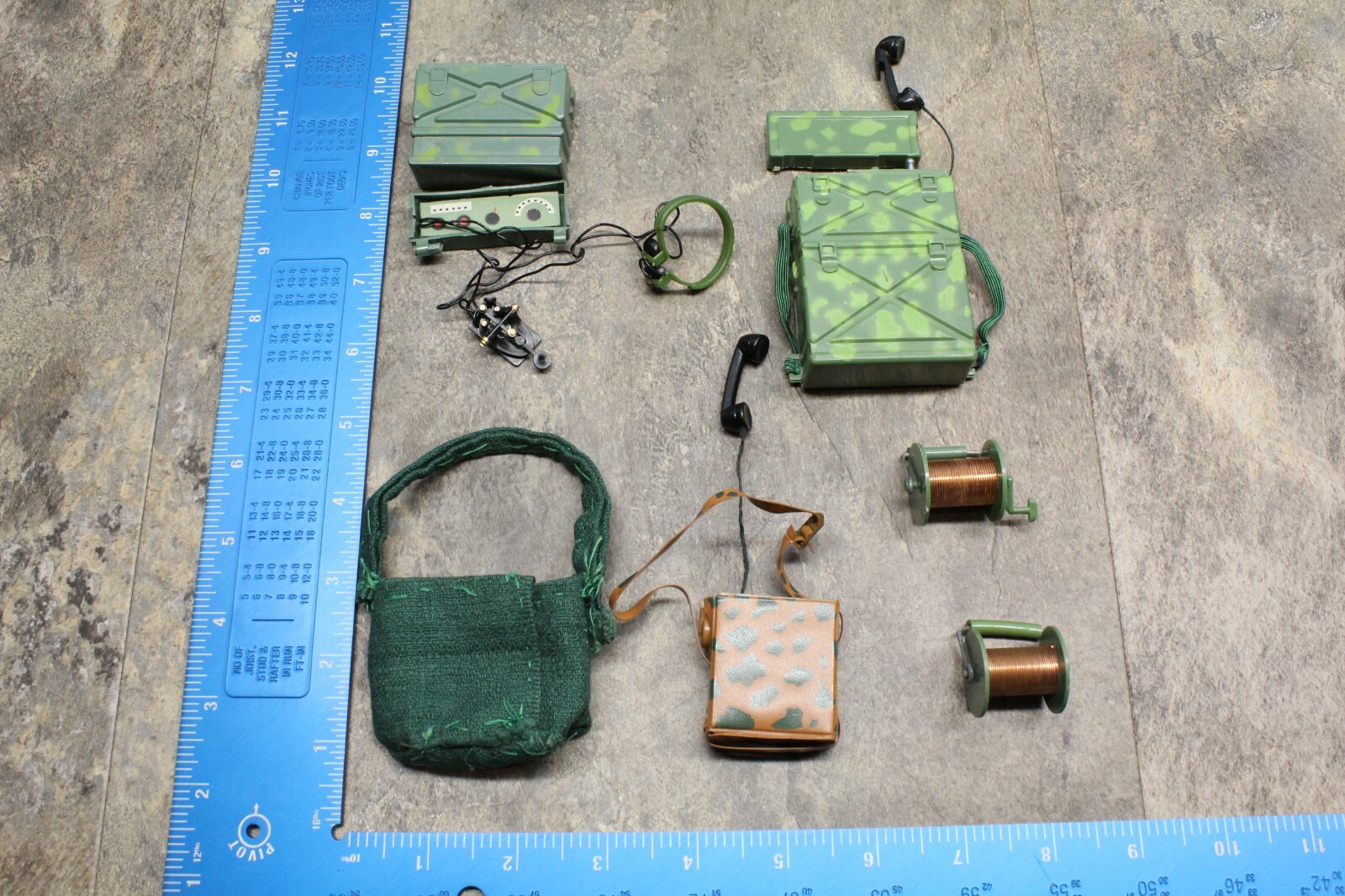 VINTAGE 1960&rsquo;S GI JOE LOT OF FIELD PHONES AND WIRE SPOOLS 114D