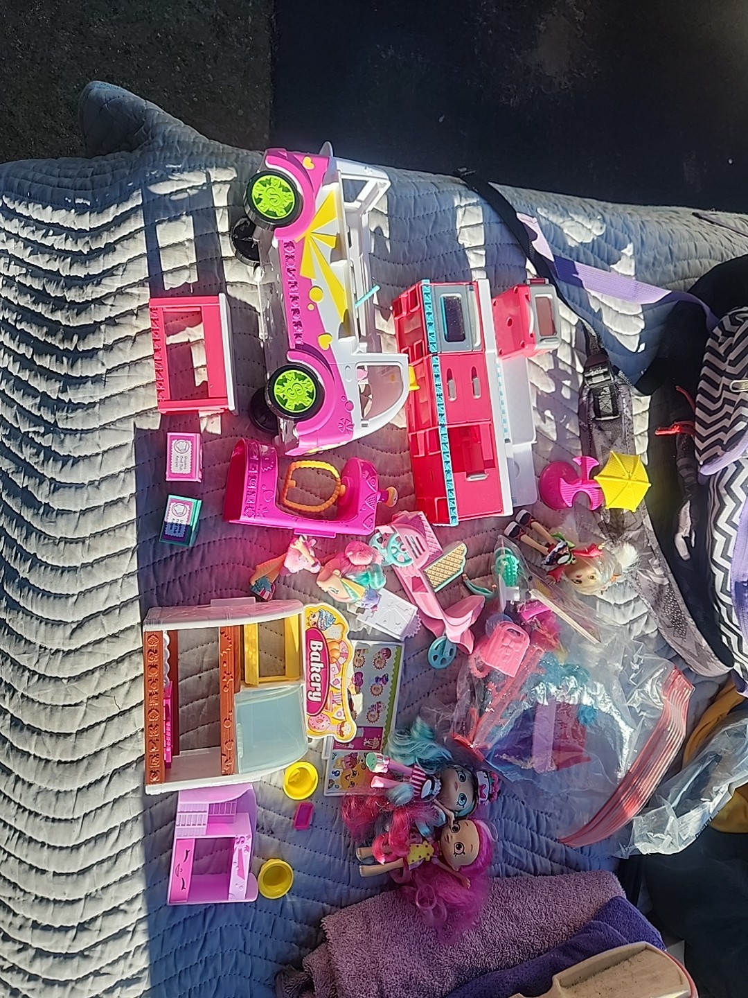 Shopkins Season 1 Cupcake Bakery Stand Playset With Shopkins Mix Lot Truck Extra