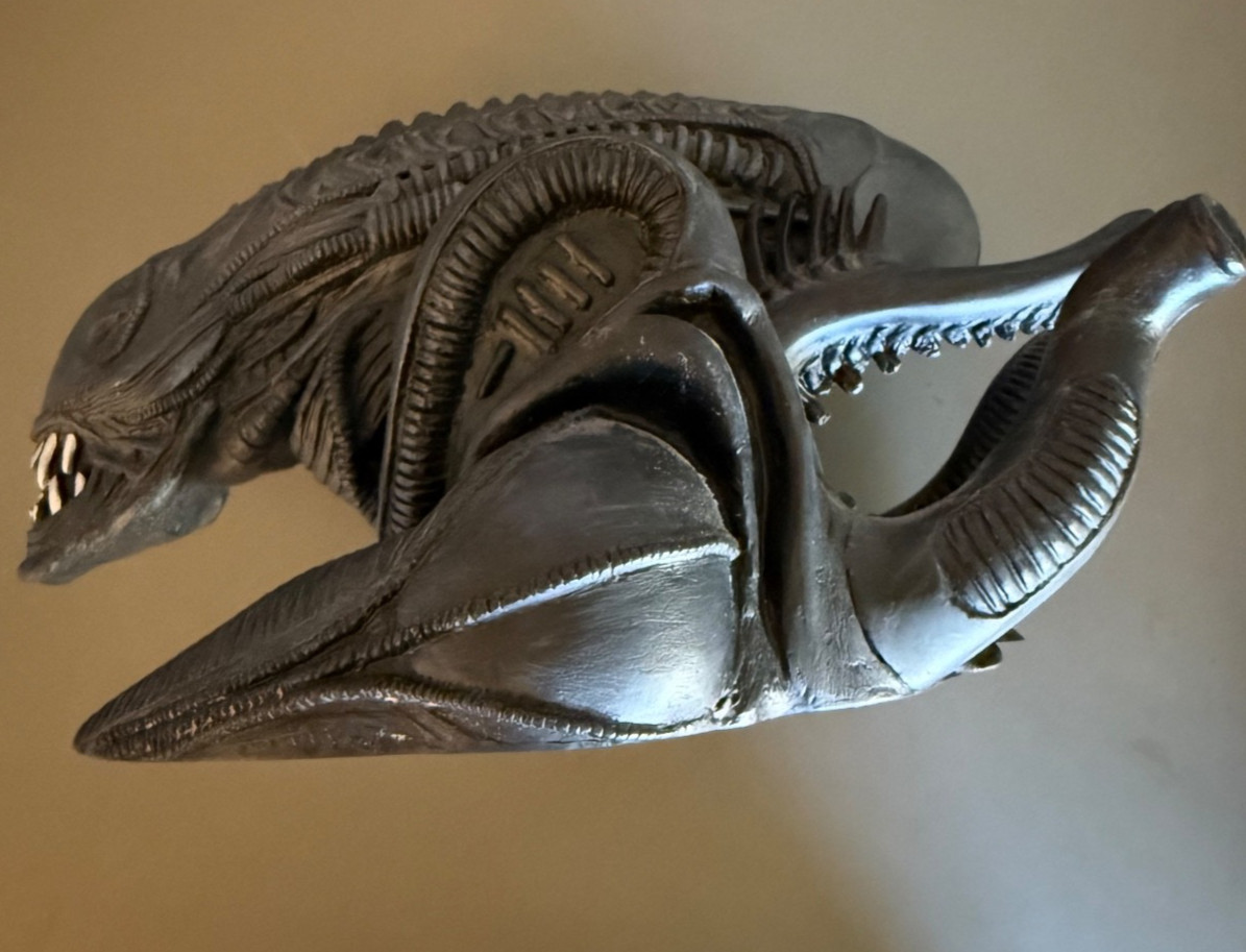 Diamond Select Toys AVP Alien Warrior Xenomorph Coin Bank Aliens 2015 Giger