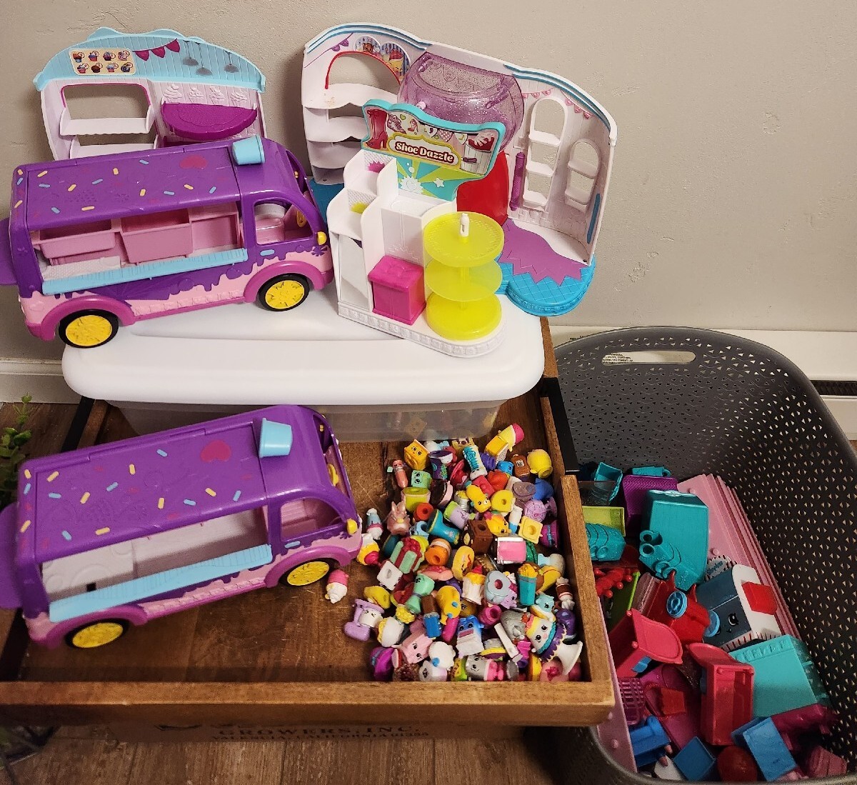 HUGE 200+ SHOPKINS Bubble Gum Machine, 2 Sweet Treat Delux Trucks, CC Queen +++