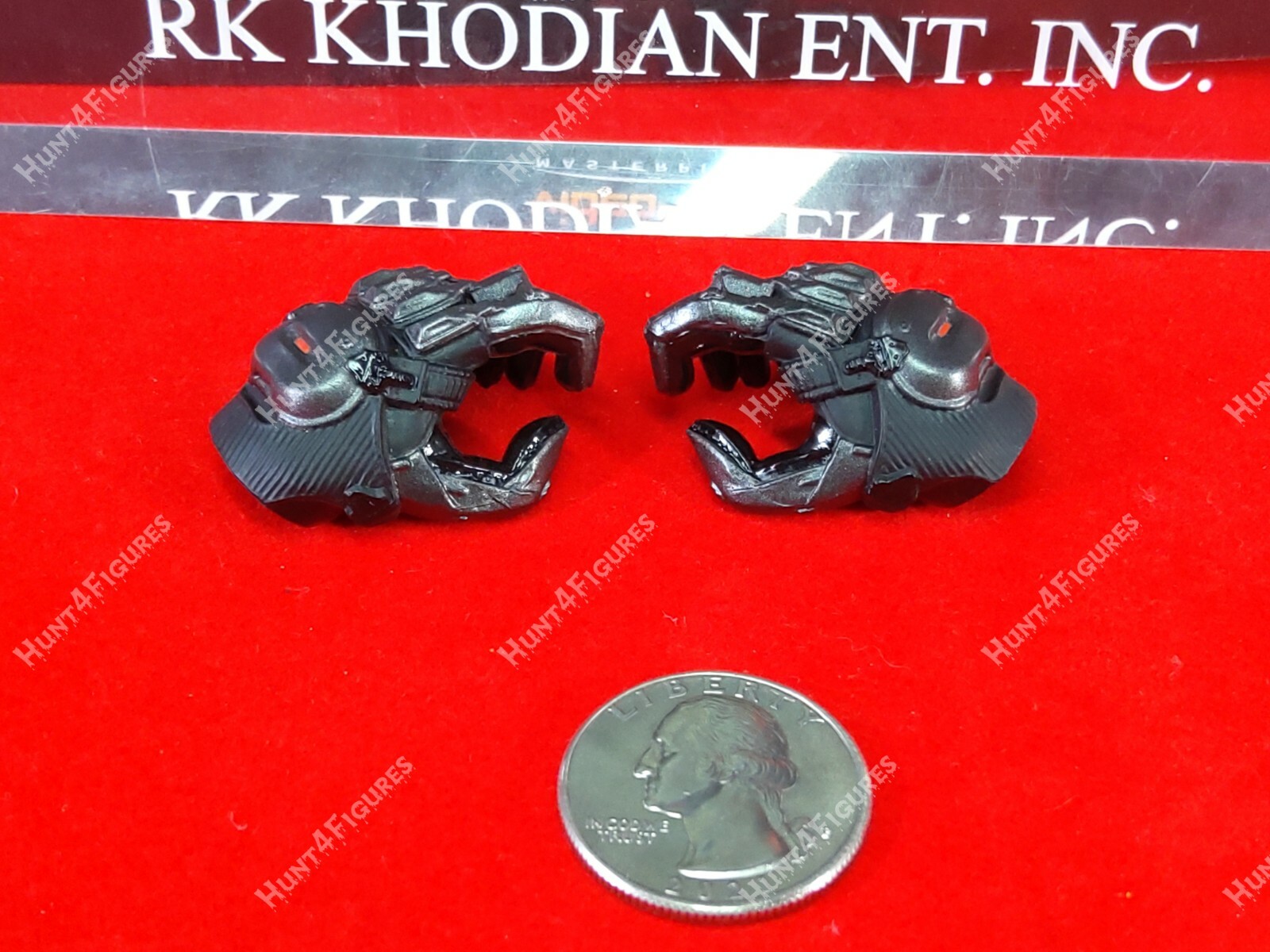 Hot Toys VGM39 Batman Beyond Arkham Knight 1/6 action figure&rsquo;s 2 holding hands
