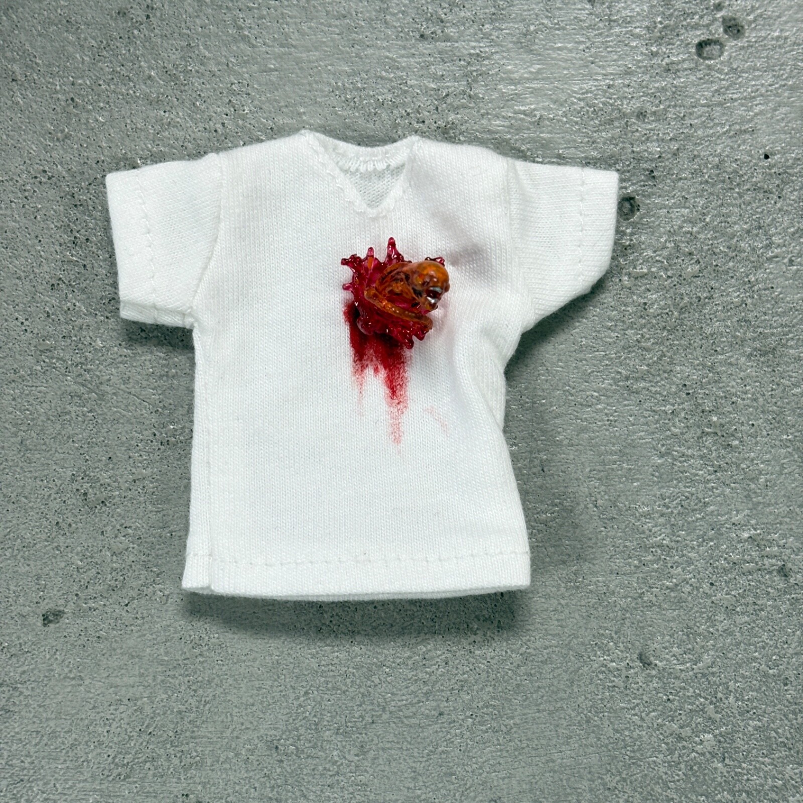 SU-AN-CB: 1/12 scale white fabric T-shirt with Alien – Chestburster