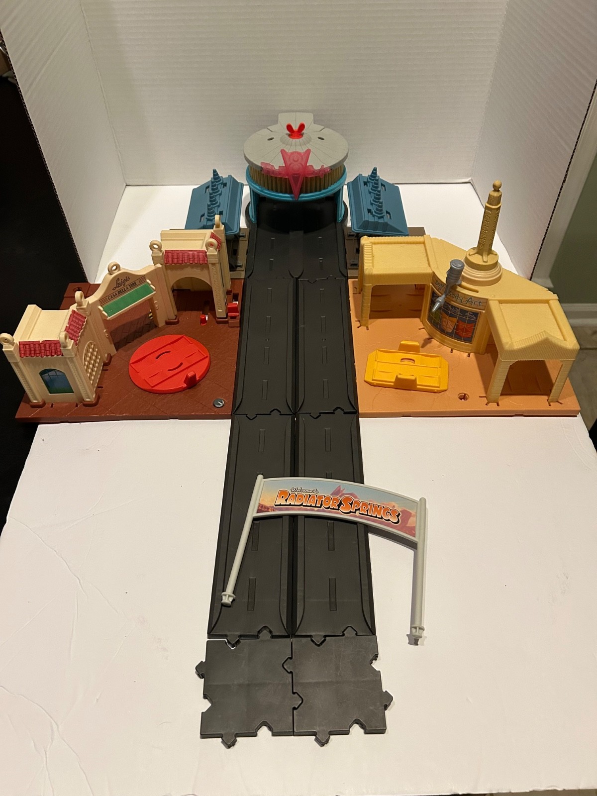 Disney Pixar Cars On The Road Radiator Springs Tour Playset *Read description