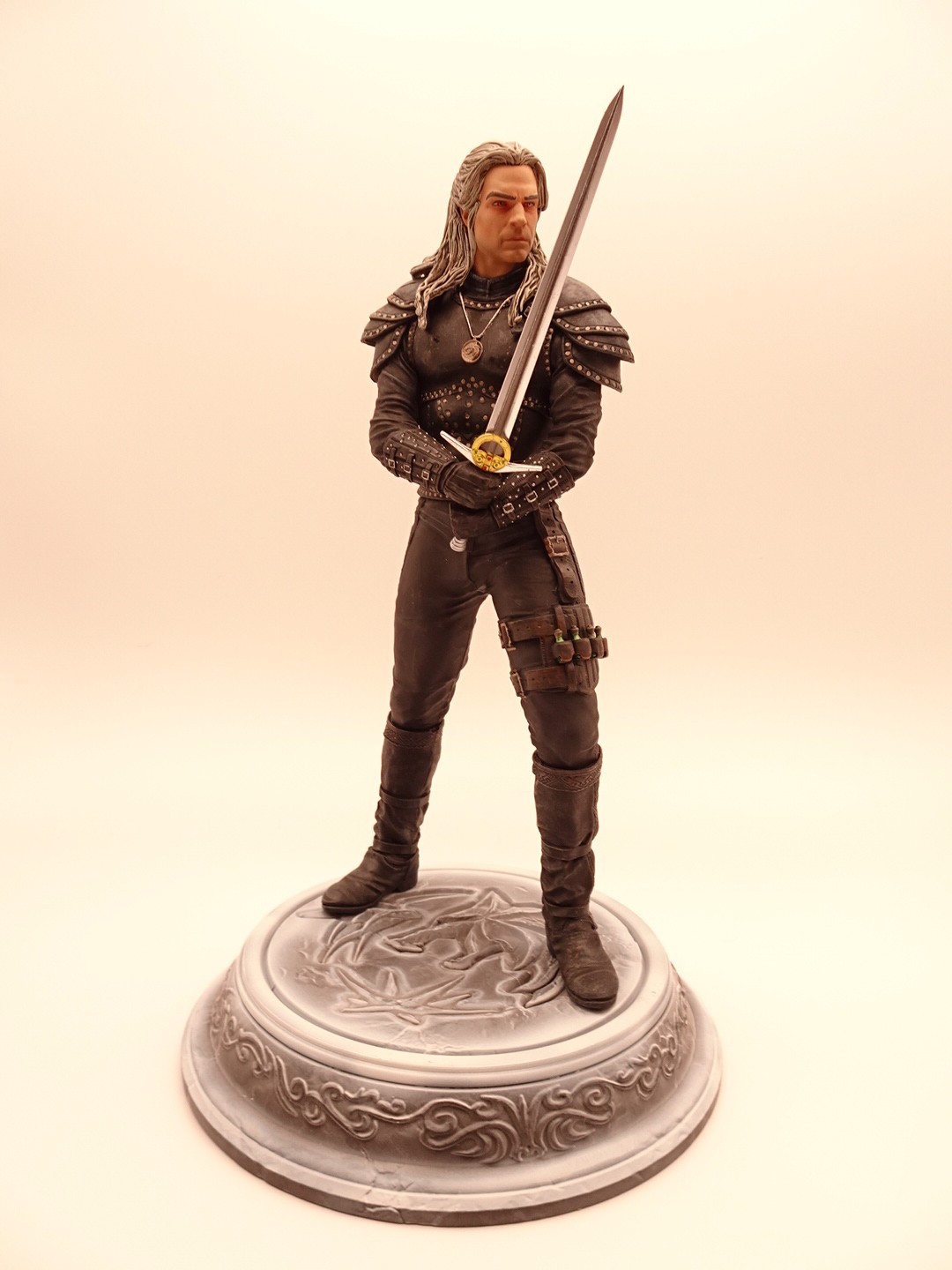 The Witcher: Season 2 – Geralt of Rivia 9.5&Prime; PVC Figure (Dark Horse Comics)