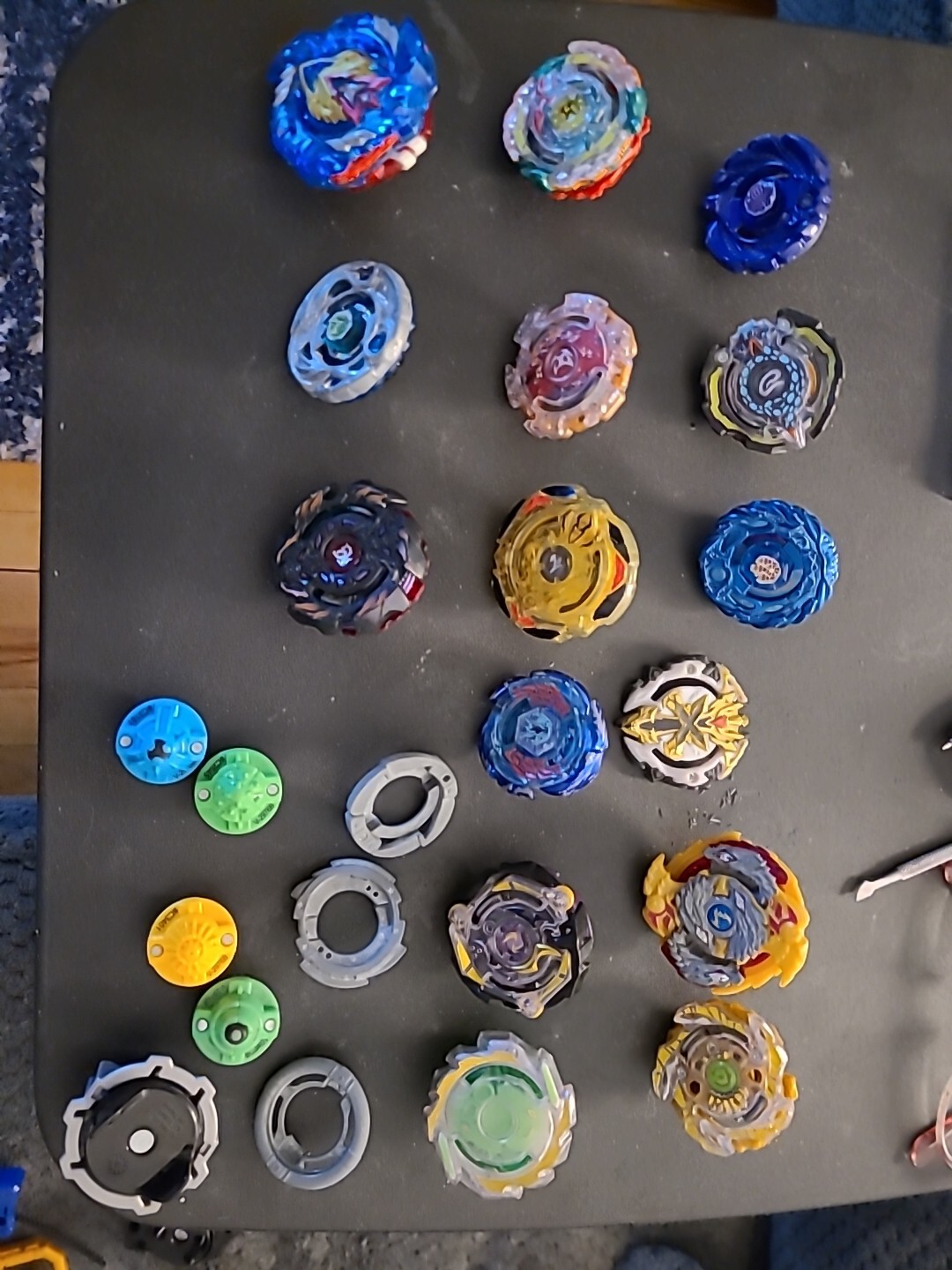 Beyblade Burst LOT – 15 + 10 Wind Up Guns. Takara Tomy and Hasbro + Red Ring