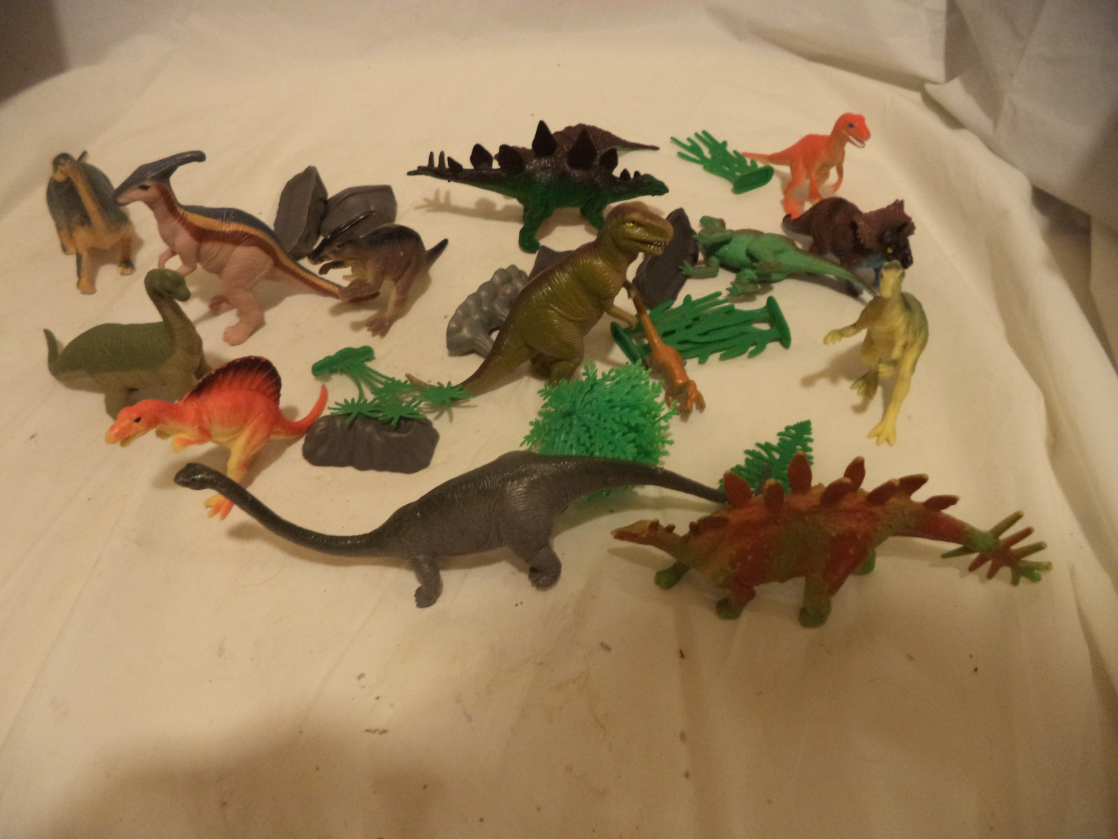 Lot of 16 Vintage Dinosaurs + Landscape pieces