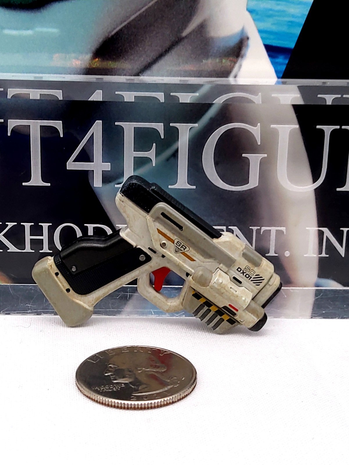 Hot Toys MMS635 Toy Story Space Ranger Buzz Lightyear 1/6 Magnetic Gun Blaster
