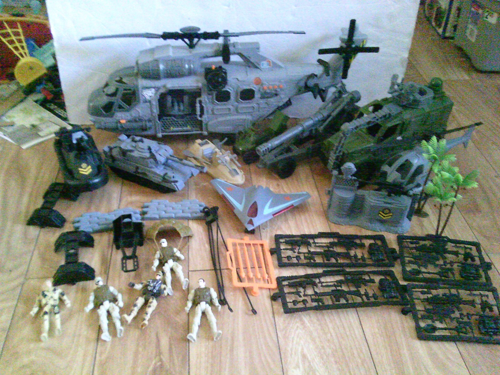 Kid Connection/Real Hero: Military Copter, Military Tank, Figures, Accessories