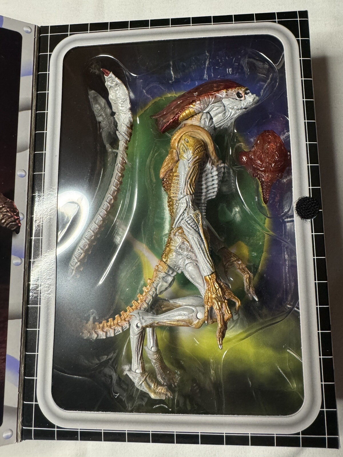 NECA Aliens Ultimate Panther Alien Action Figure w/ Magnetic Kamikaze Parasite