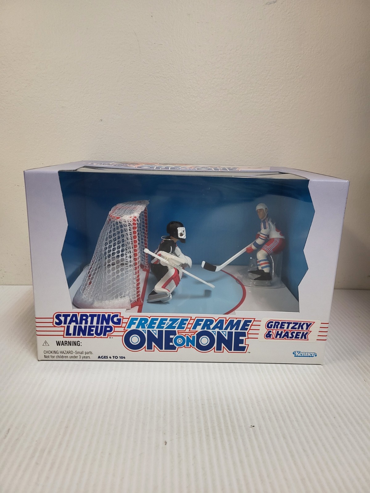 1997 Starting Lineup Freeze Frame One on One Gretzky & Hasek Figure Set