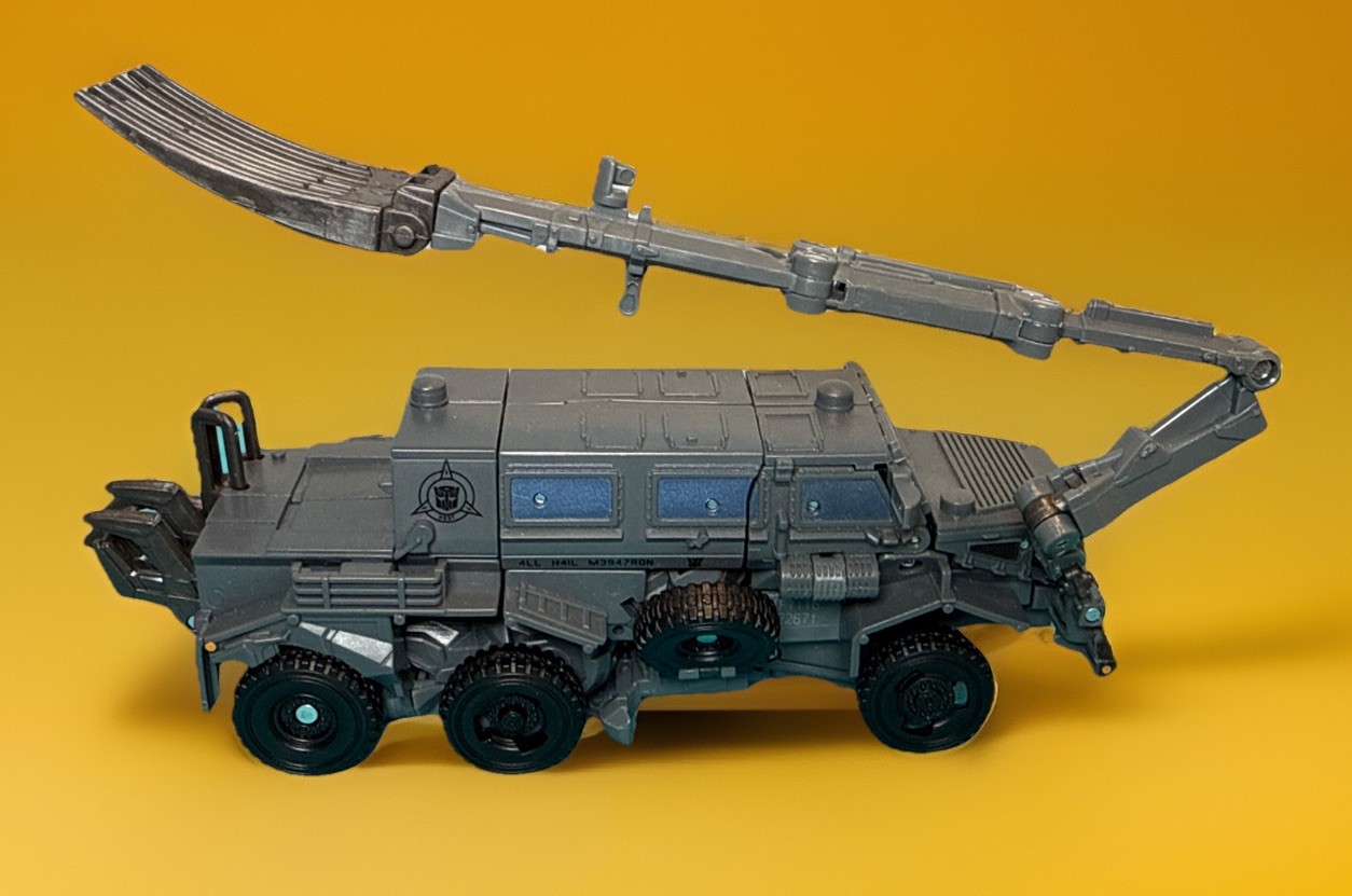 Transformers Series 95 Buzzworthy Bumblebee NEST Bone Crusher