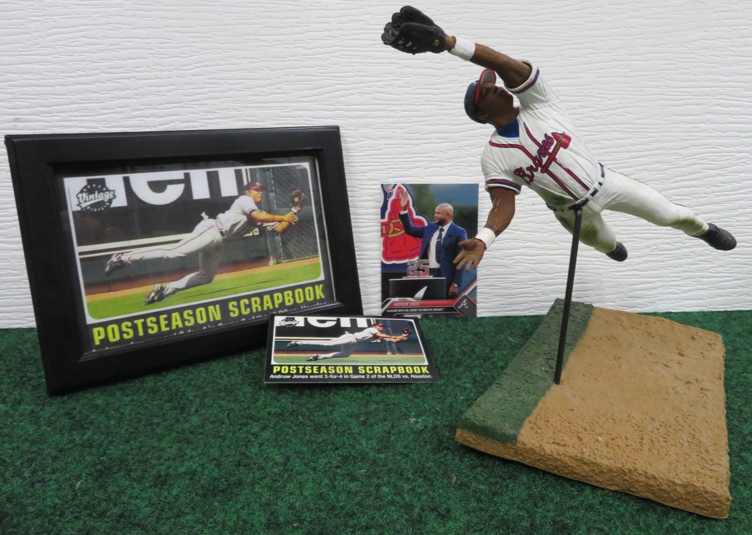 ANDRUW JONES – 2004 McFarlane figure + 2 cards 2002 & 2023 & frame pic. – Braves