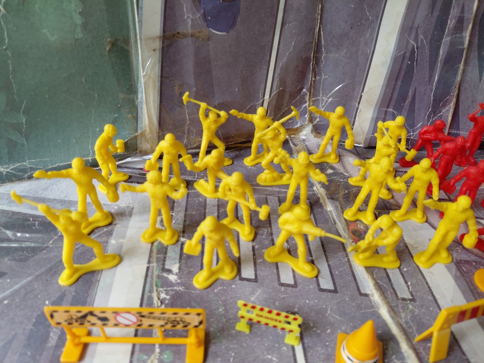 plastic construction workers & equipment 1/32 scale lot