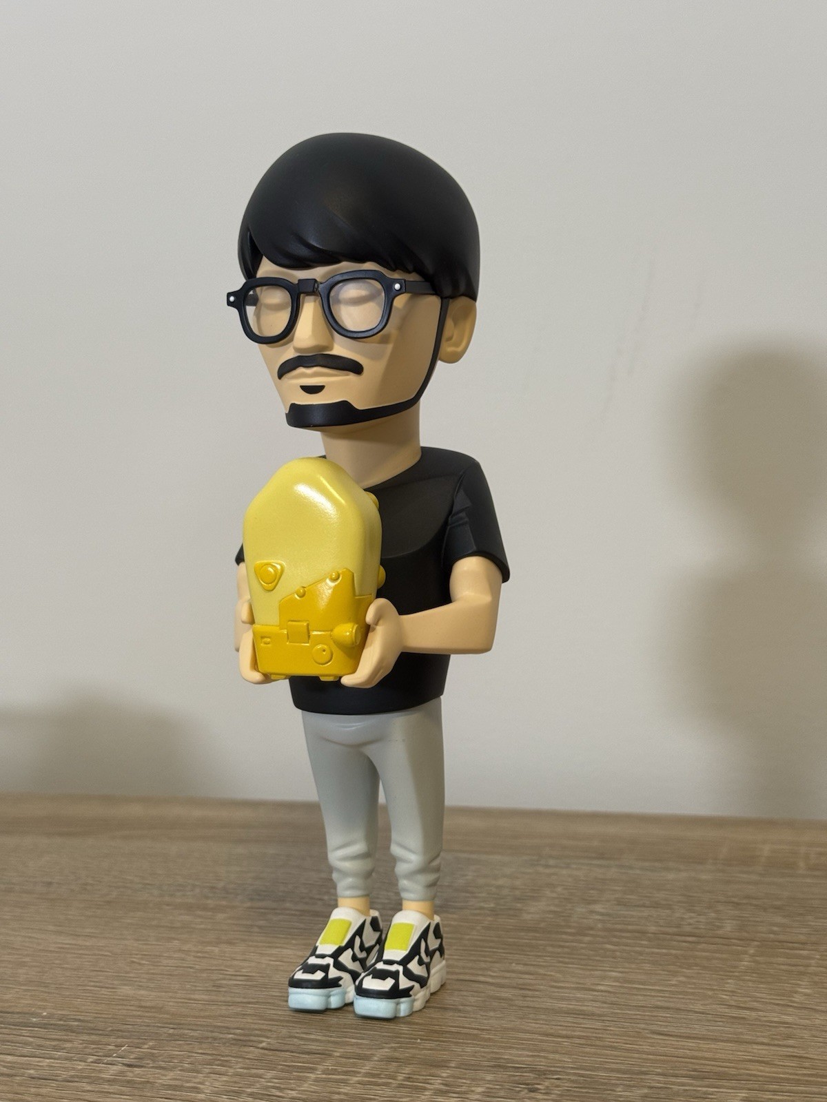 Mighty Jaxx – Game Designer Hideo Kojima Death Stranding Vinyl Figure (read)