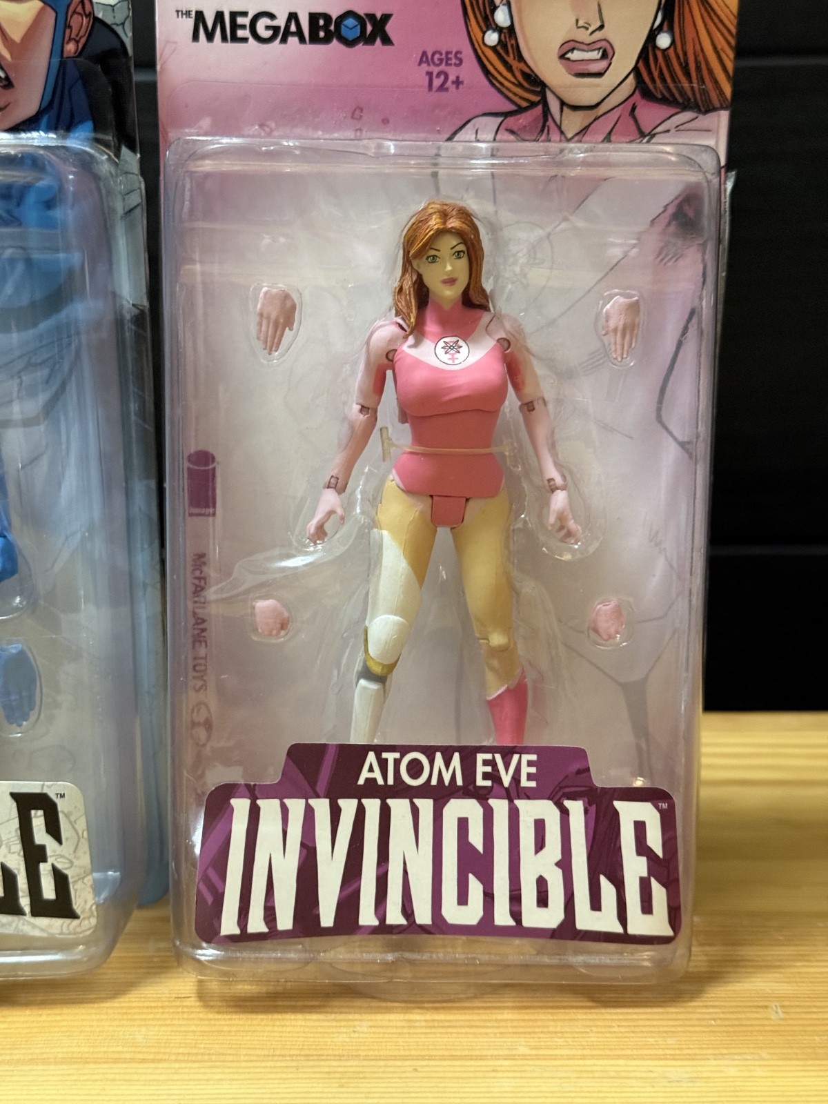 Invincible Comic Skybound Megabox Exclusive McFarlane Invincible & Eve Figures