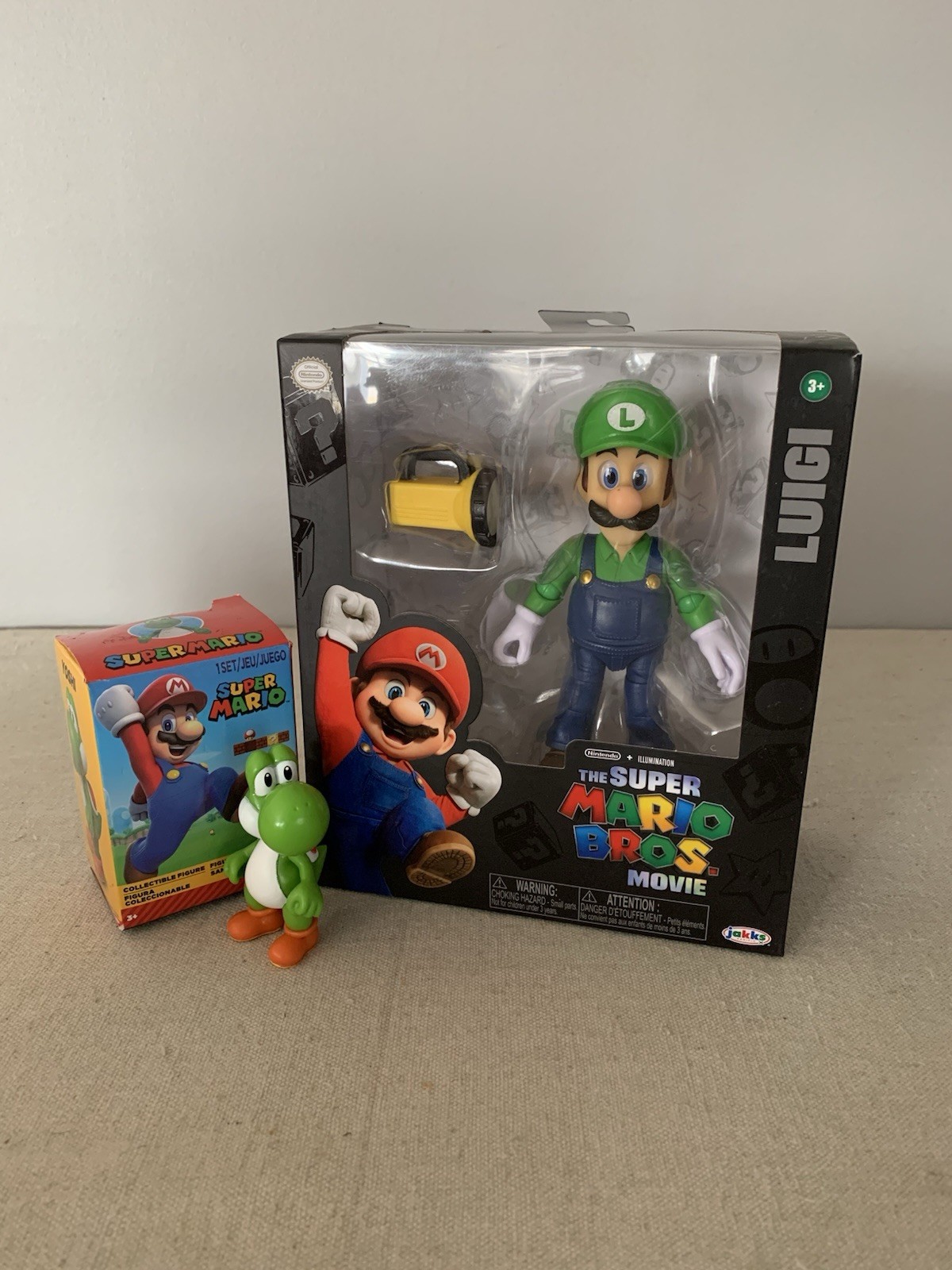 SUPER MARIO BROS MOVIE – Luigi Action Figure w/Flashlight + Yoshi Figure *READ*