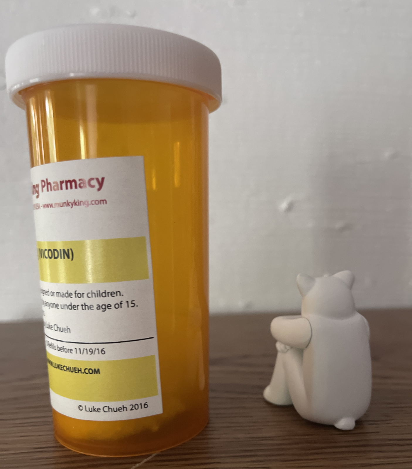 The Prisoner VICODIN Luke Chueh Munky King MINI FIGURE WHITE Art Toy
