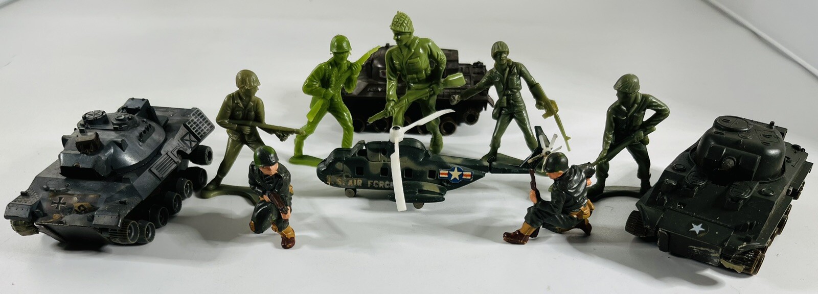 LOT OF 3 TOMY DIECAST MODEL 1:87 TANKS (BROKEN) + 70S ARMY MEN MADE IN JAPAN