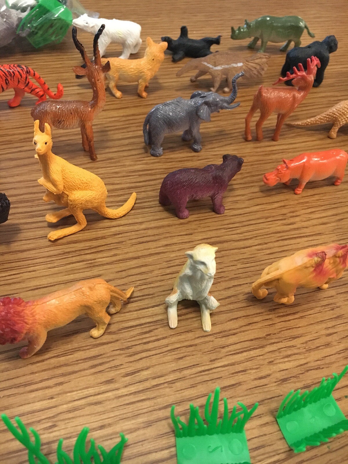 Bag of Wild animal kingdom Figures Model Toys New Plastic 53 pieces, zoo animals