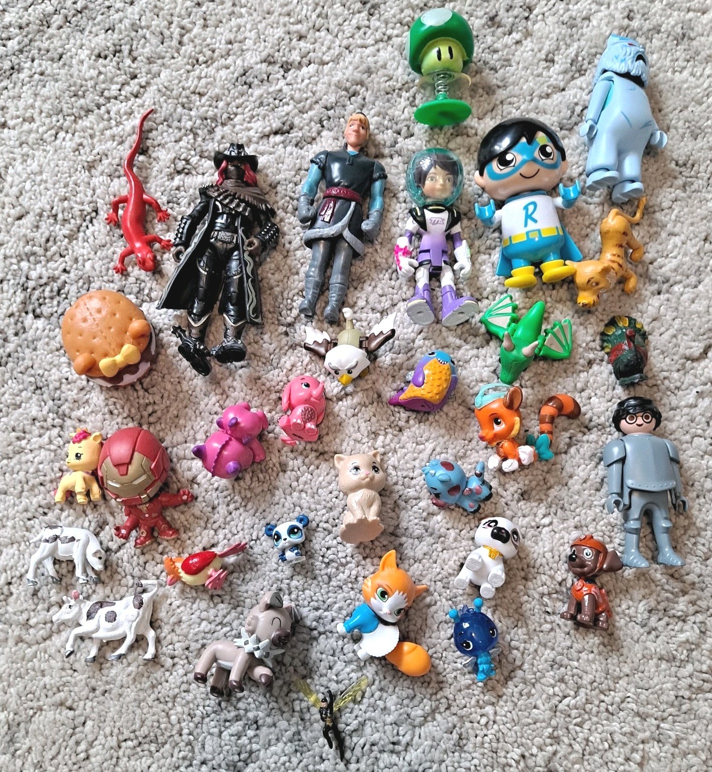 Lot of 30+ Random Small Figurines Pet Shop Playmobil Ryan World Miniature Animal
